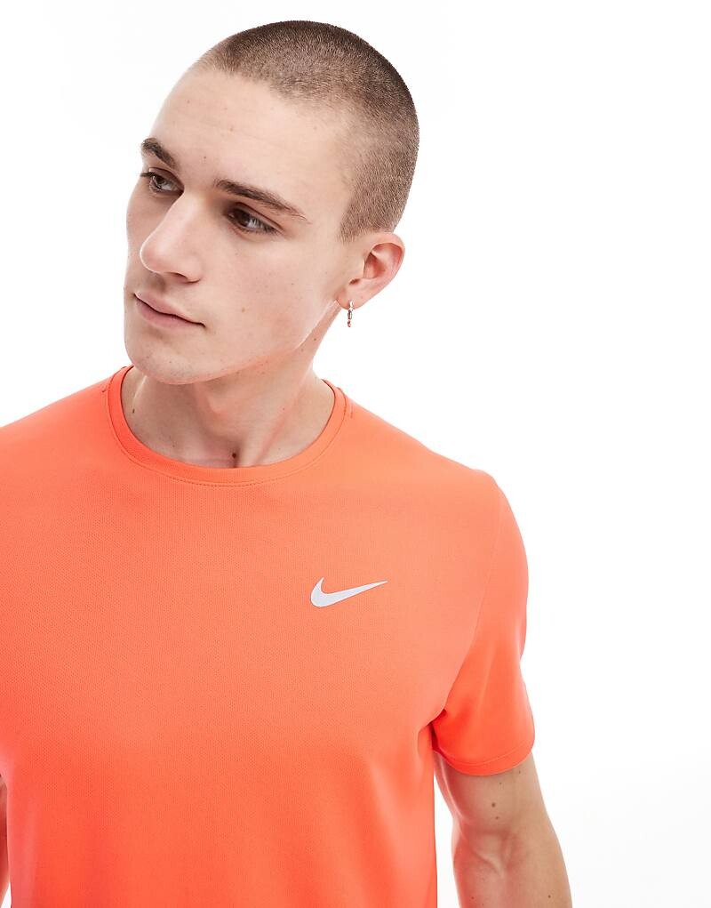 

Оранжевая футболка Nike Running – Dri-FIT Miler
