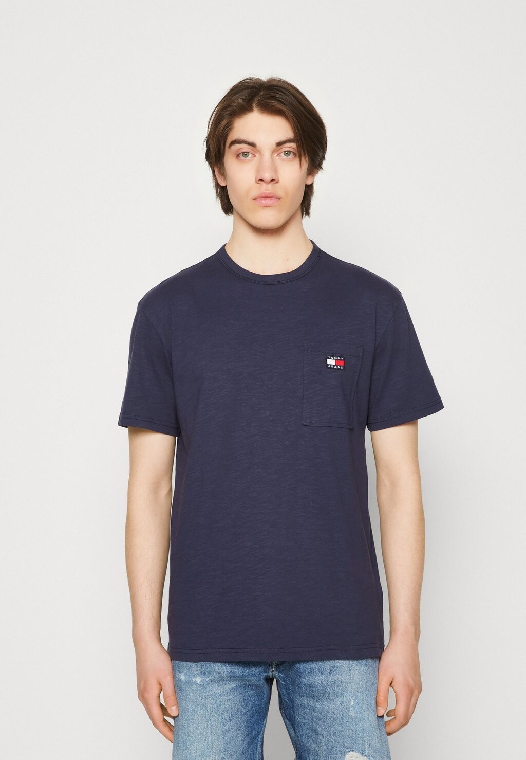 

Базовая футболка TEE BADGE POCKET TEE Tommy Jeans, темно-синий