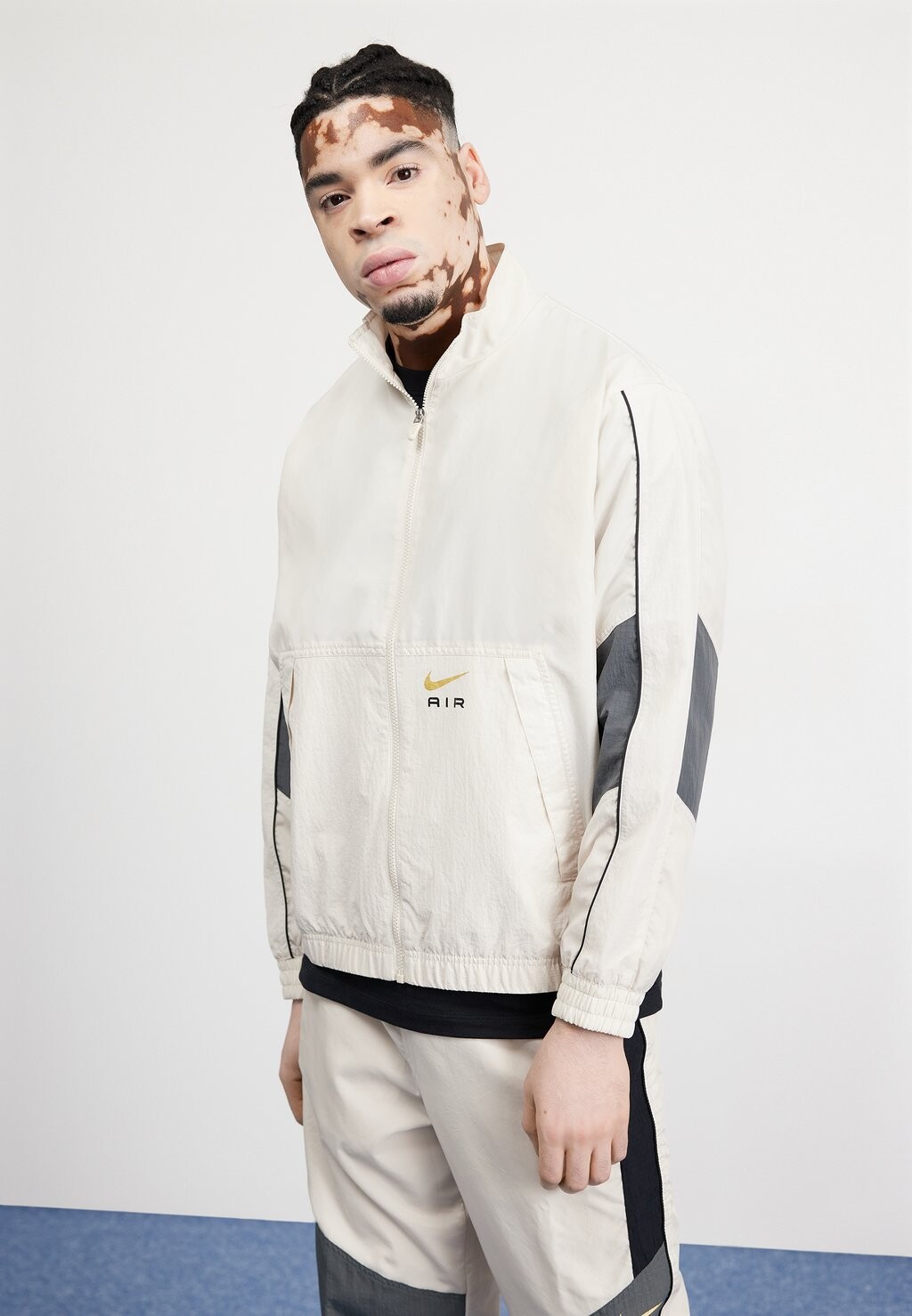 

Спортивная куртка Nike Sportswear, песочный