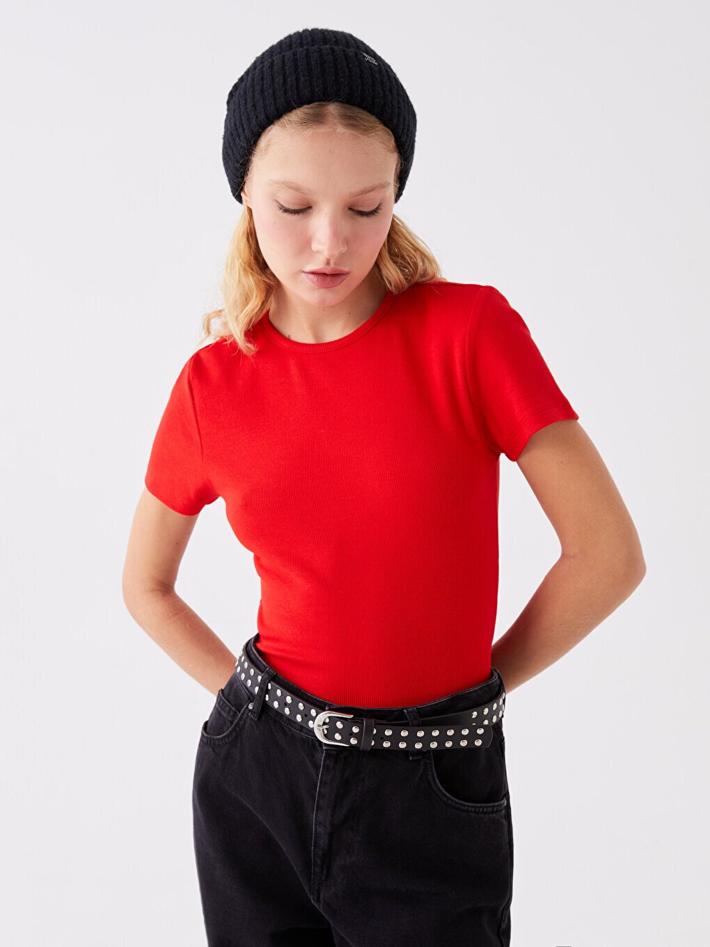 

Простая женская футболка с круглым вырезом и короткими рукавами LCW Casual, яркий красный
