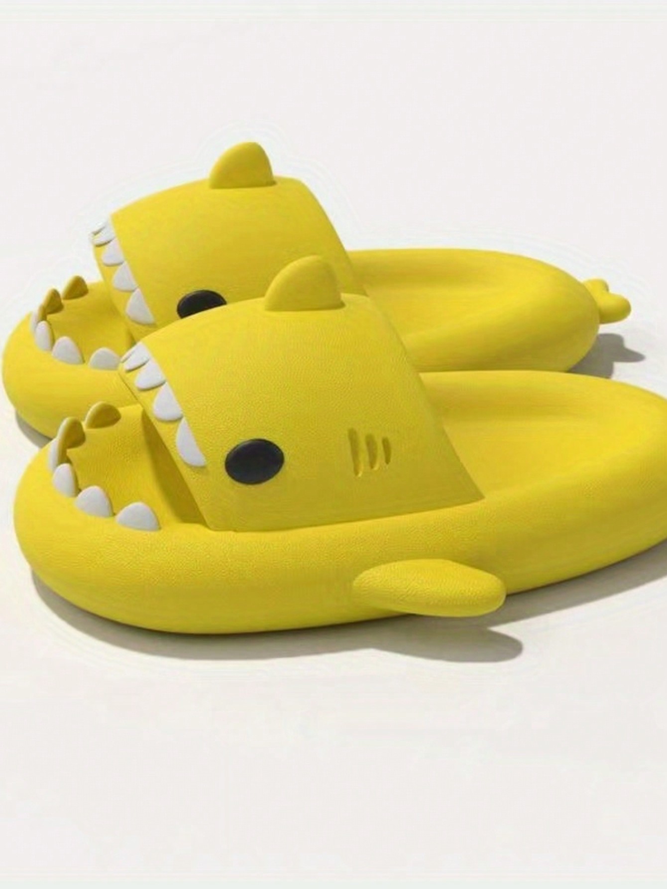 Тапочки в форме акулы с героями мультфильмов для взрослых, желтый