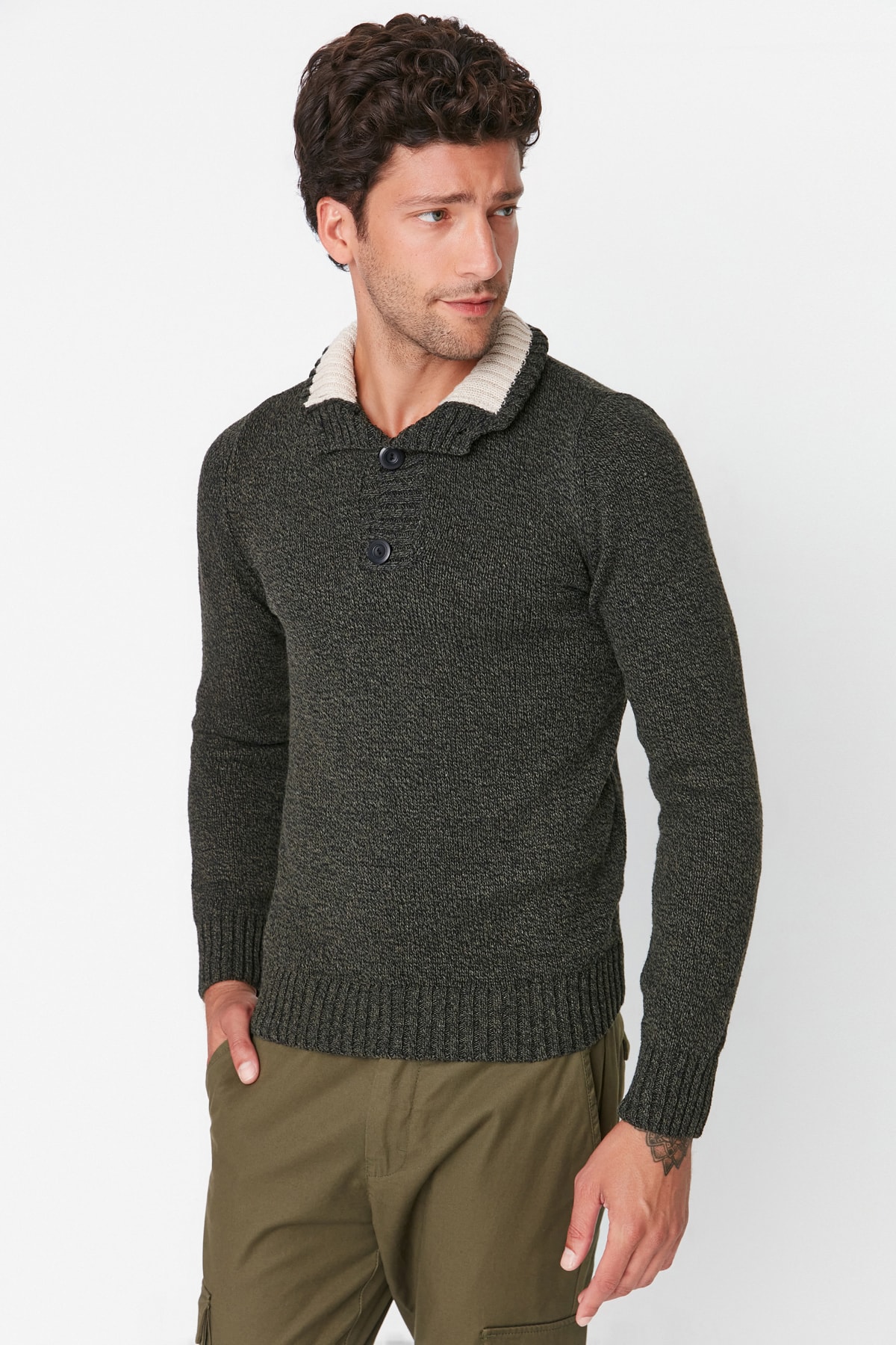 Мужской приталенный трикотажный свитер хаки на пуговицах до половины цвета рыбак Trendyol