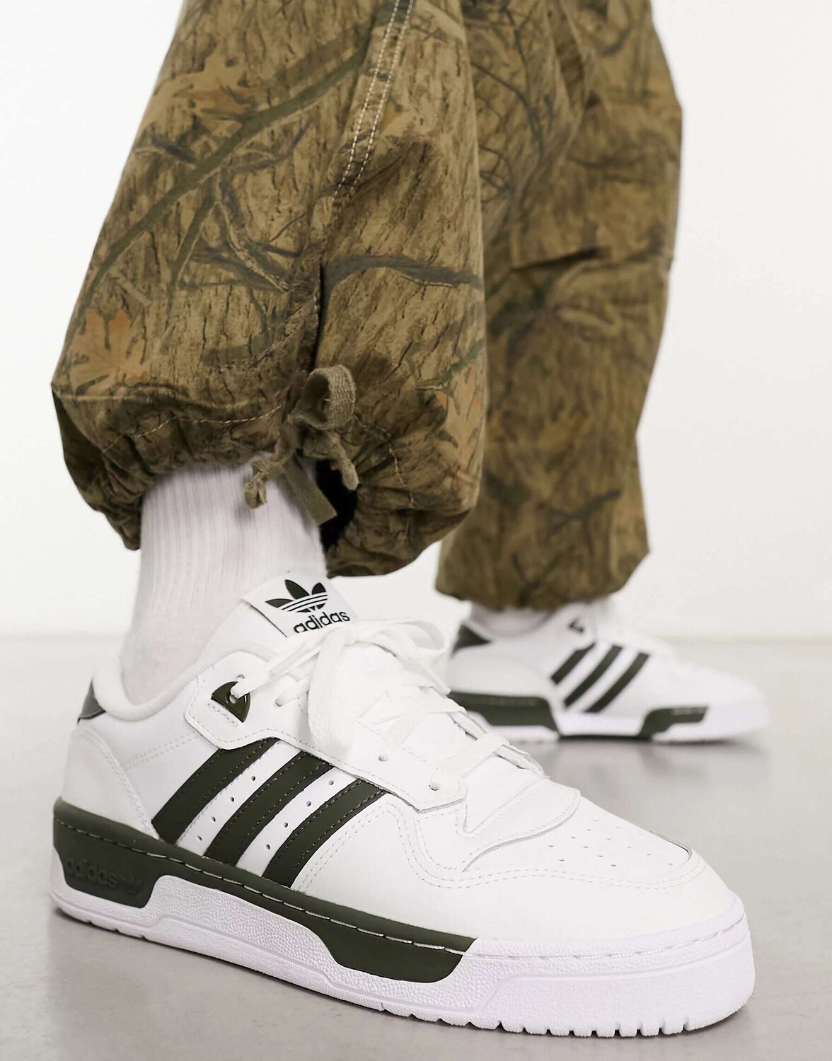 

Белые/черные низкие кроссовки adidas Originals Rivalry, Черный