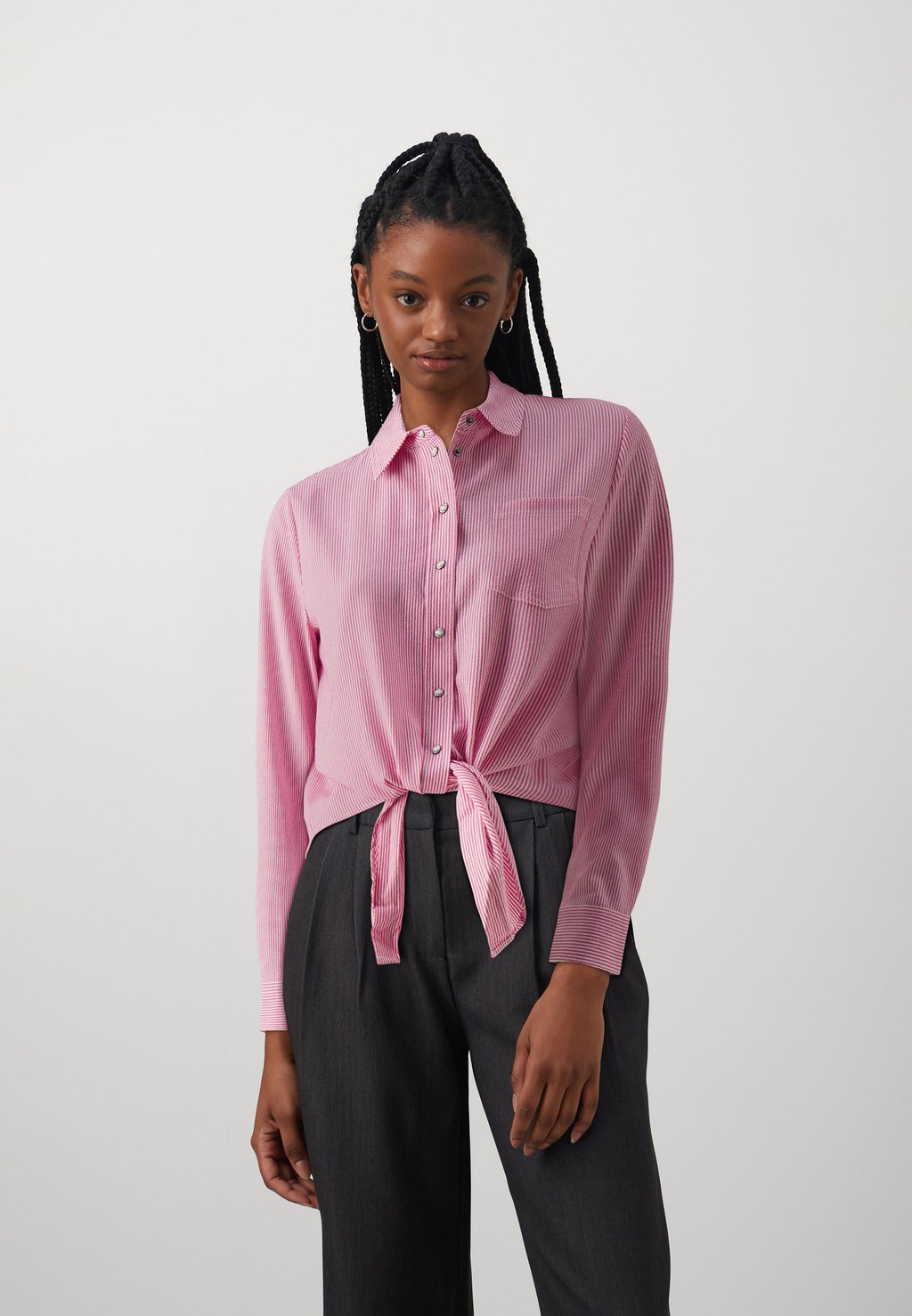 цена Рубашка Onllecey Stripe Knot Shirt ONLY, цвет cloud dancer/raspberry rose