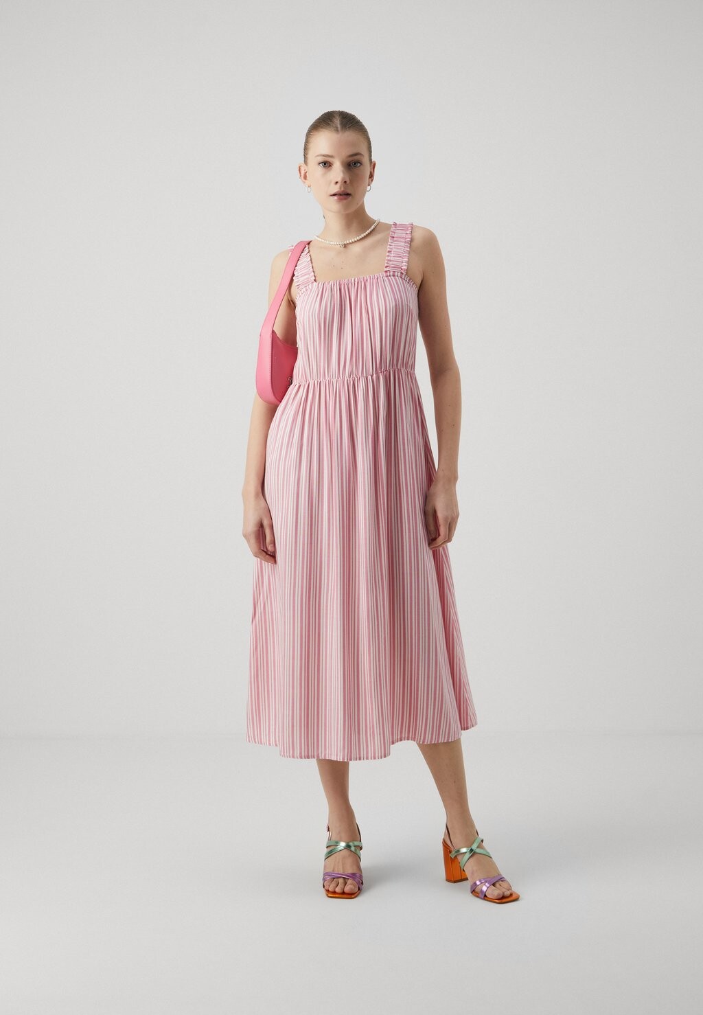 

Летнее платье Pcalvina Midi Dress Pieces, ibis роза/cloud dancer