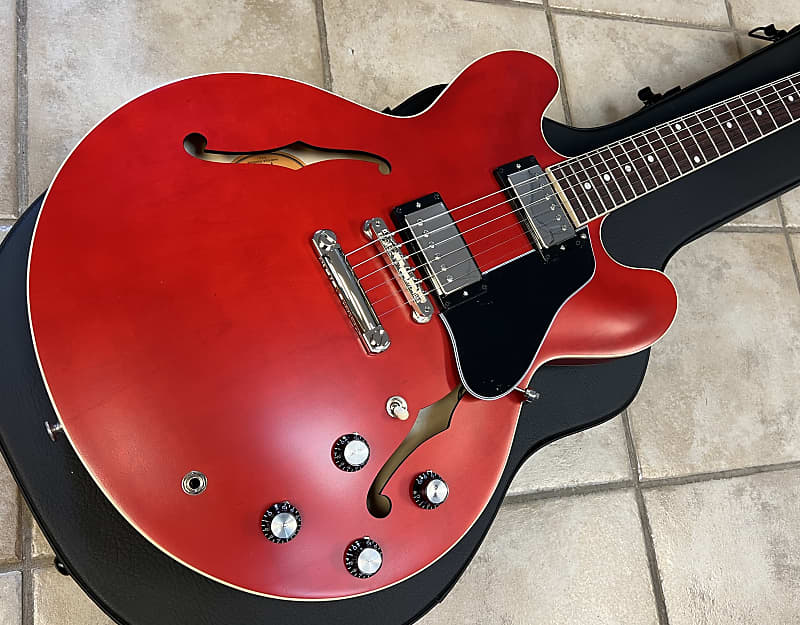 цена Электрогитара 2023 Gibson USA ES-335 Electric Guitar Satin Cherry