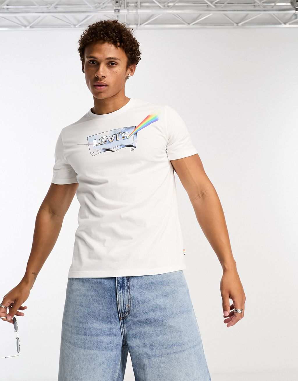 

Белая футболка Levi's с логотипом Pride