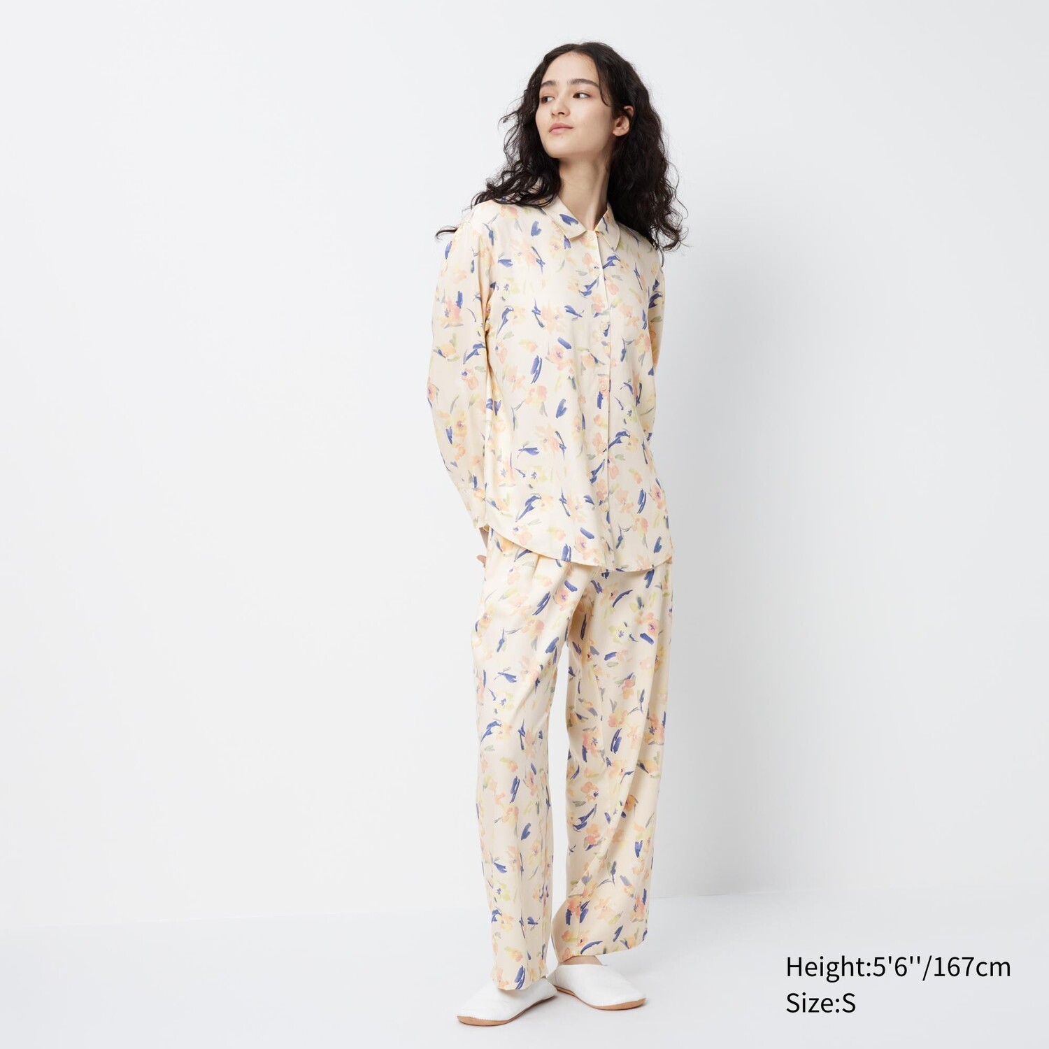 

Атласные пижамы с цветочным принтом UNIQLO, слоновая кость