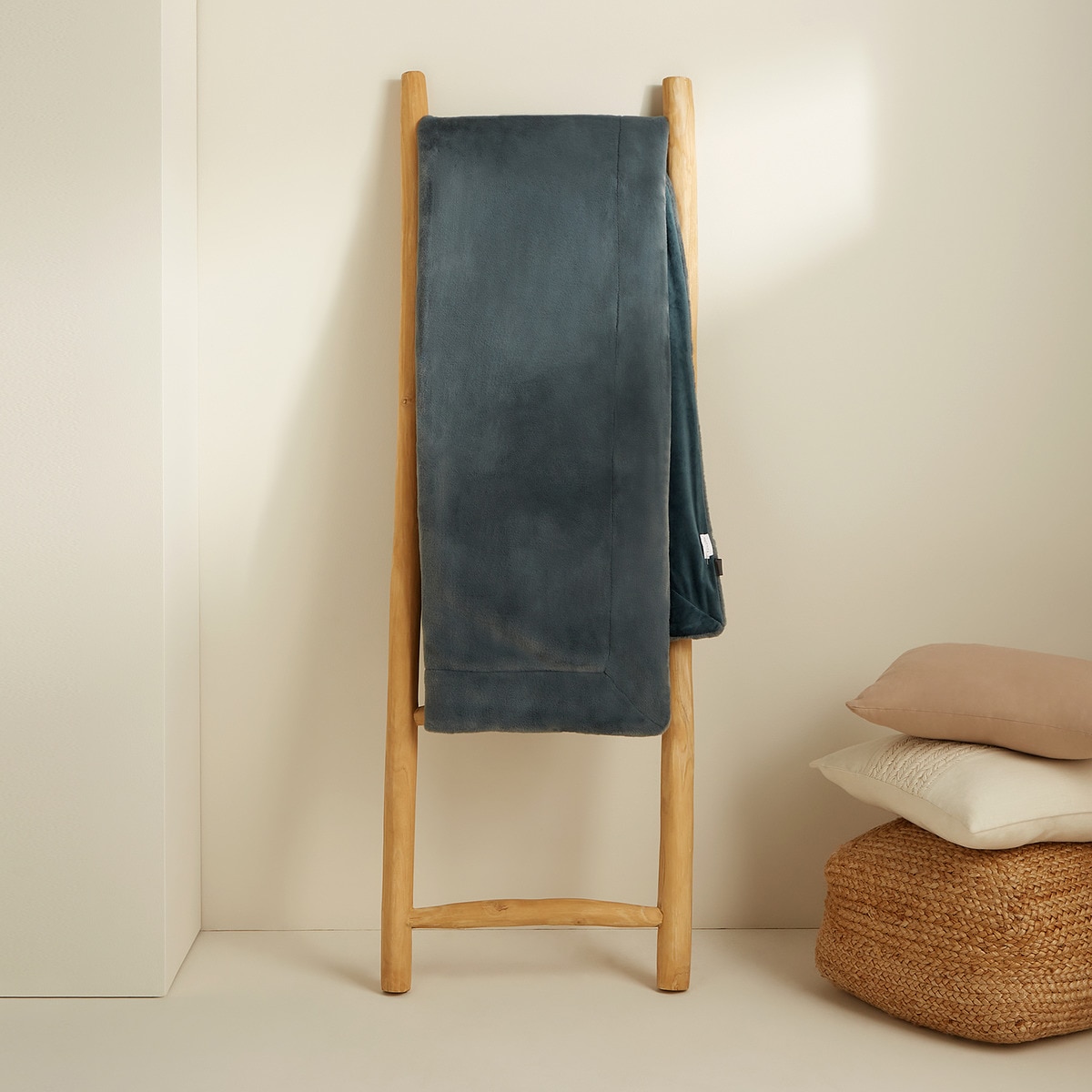 Меховое декоративное одеяло Essenza, деним синий фотографии