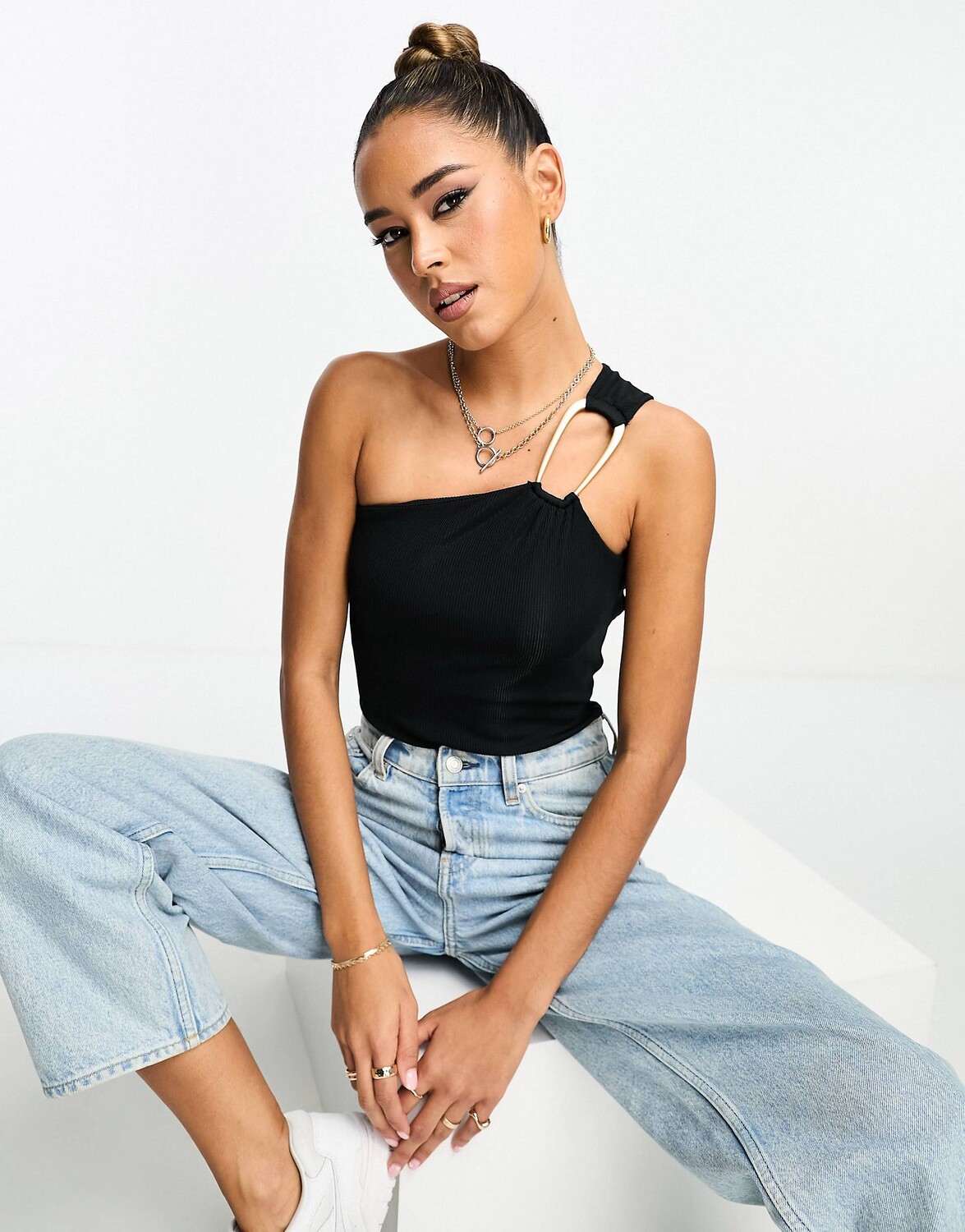 

Черное боди асимметричного кроя River Island