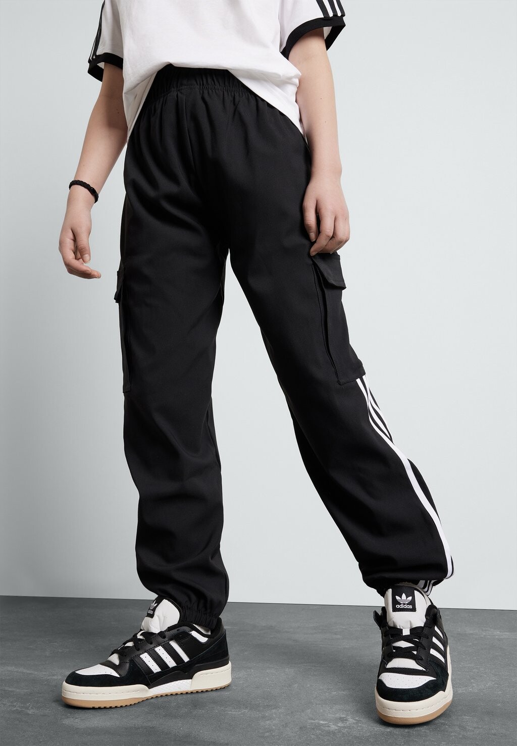 

Брюки карго Adicolor Cargo adidas Originals, черный