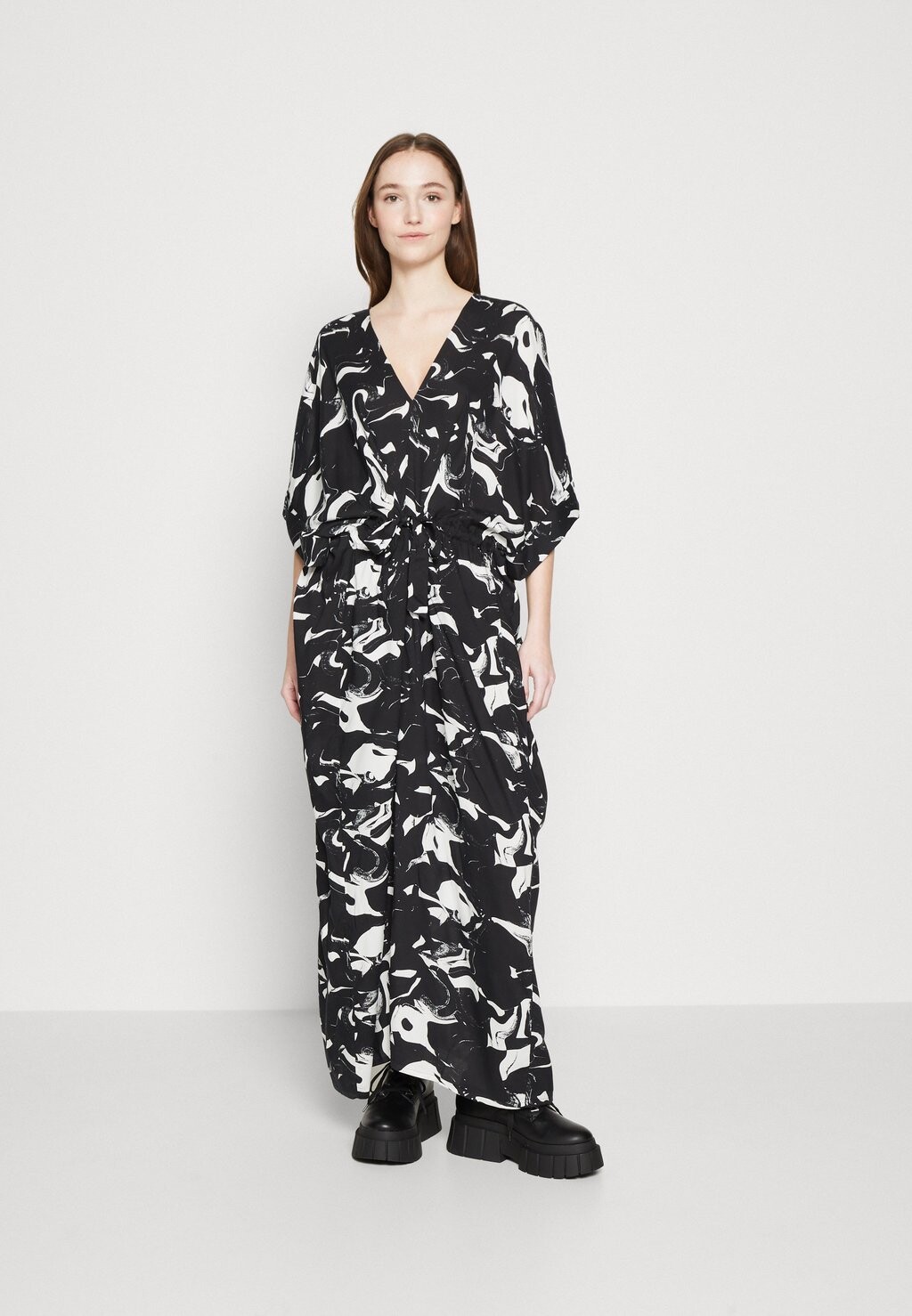 

Длинное платье Monki, черно-белый, Черный
