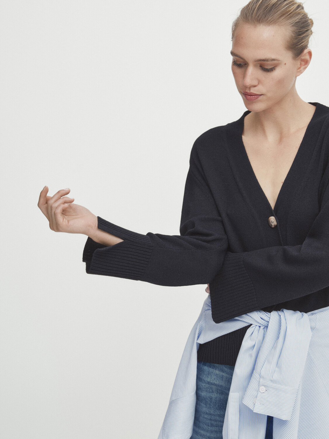 

Вязанный кардиган с v-образным вырезом на пуговицах Massimo Dutti, темно-синий