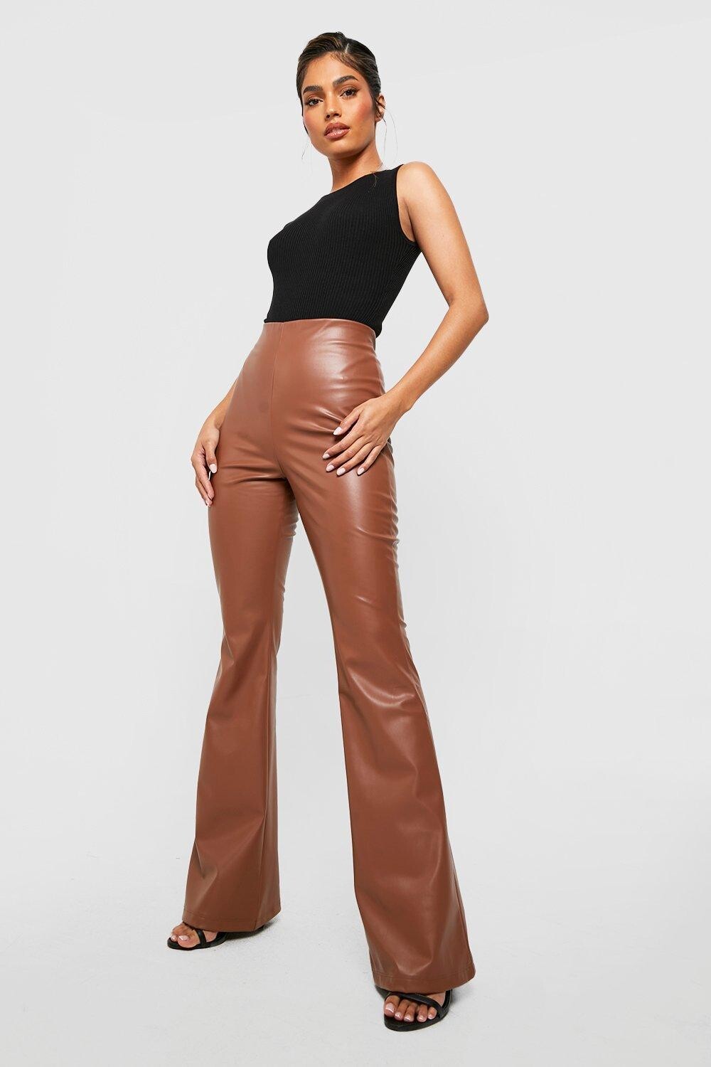 

Брюки из искусственной кожи mix & match Boohoo, загар