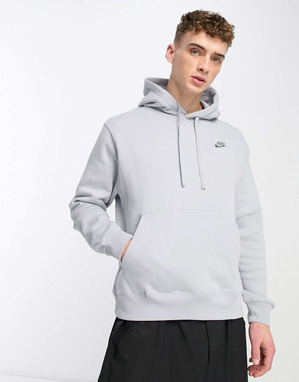 

Худи серого цвета с изображением волка Nike Club