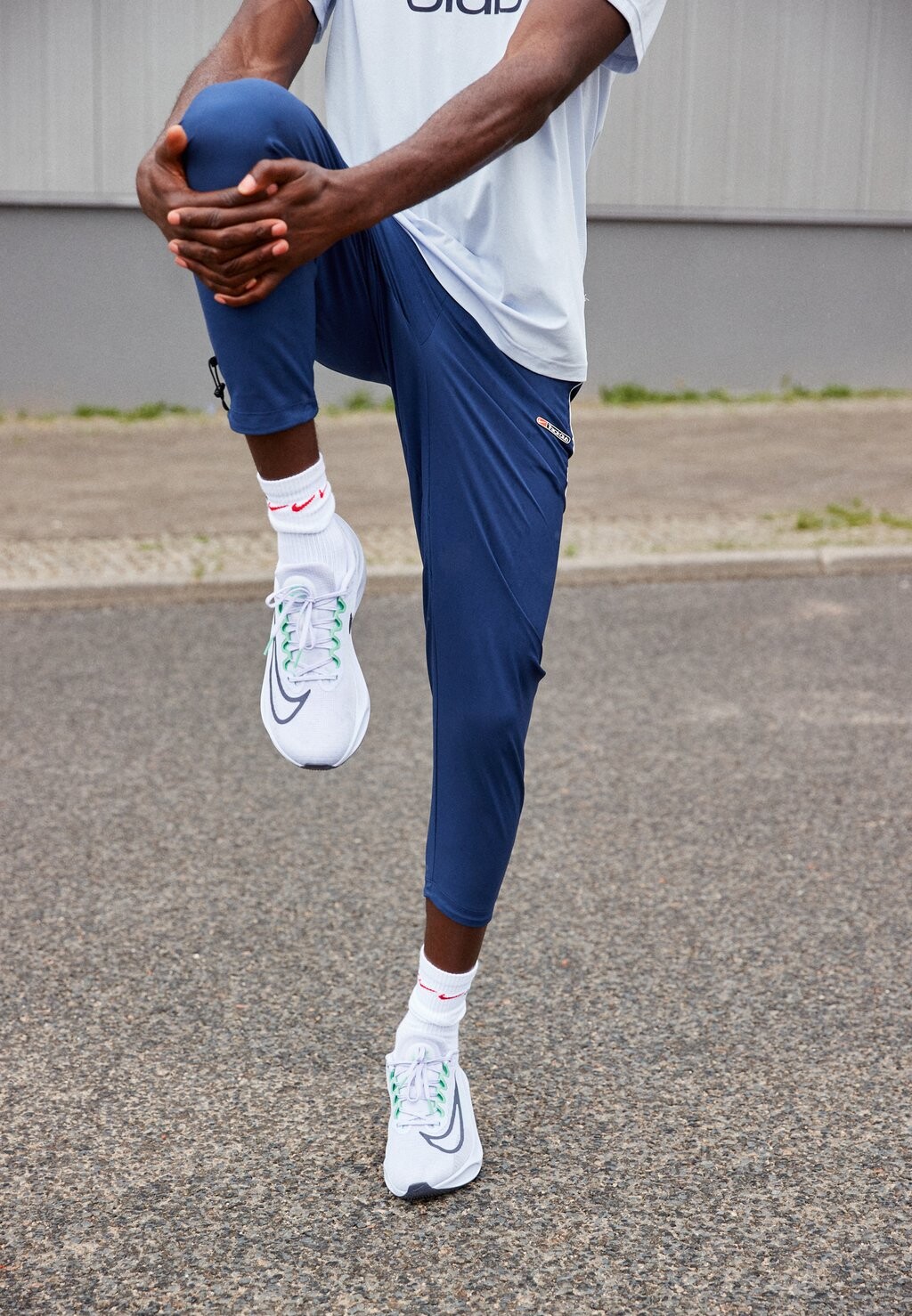 

Спортивные брюки M NK DF CLUB Nike, темно-синий/саммит белый/черный