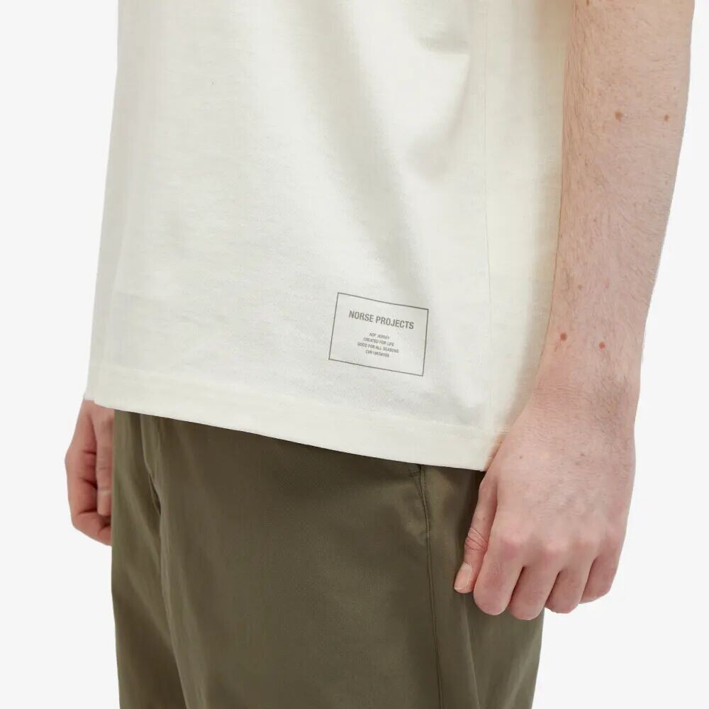 

Norse Projects Свободная футболка с принтом Simon, экрю