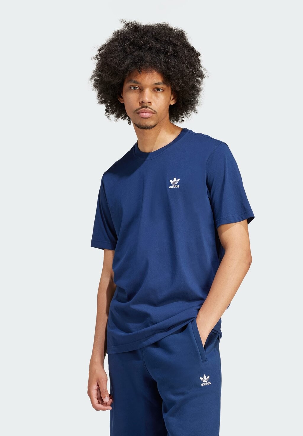 

Базовая футболка Essential adidas Originals, цвет night indigo
