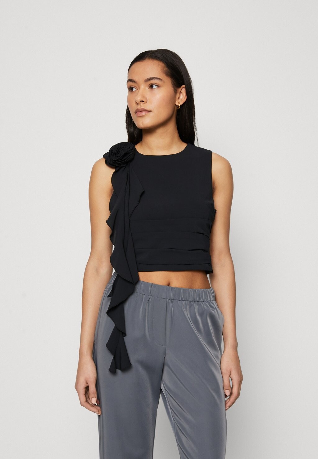 

Топ BACH BARE FLOWER RUFFLE Abercrombie & Fitch, цвет black