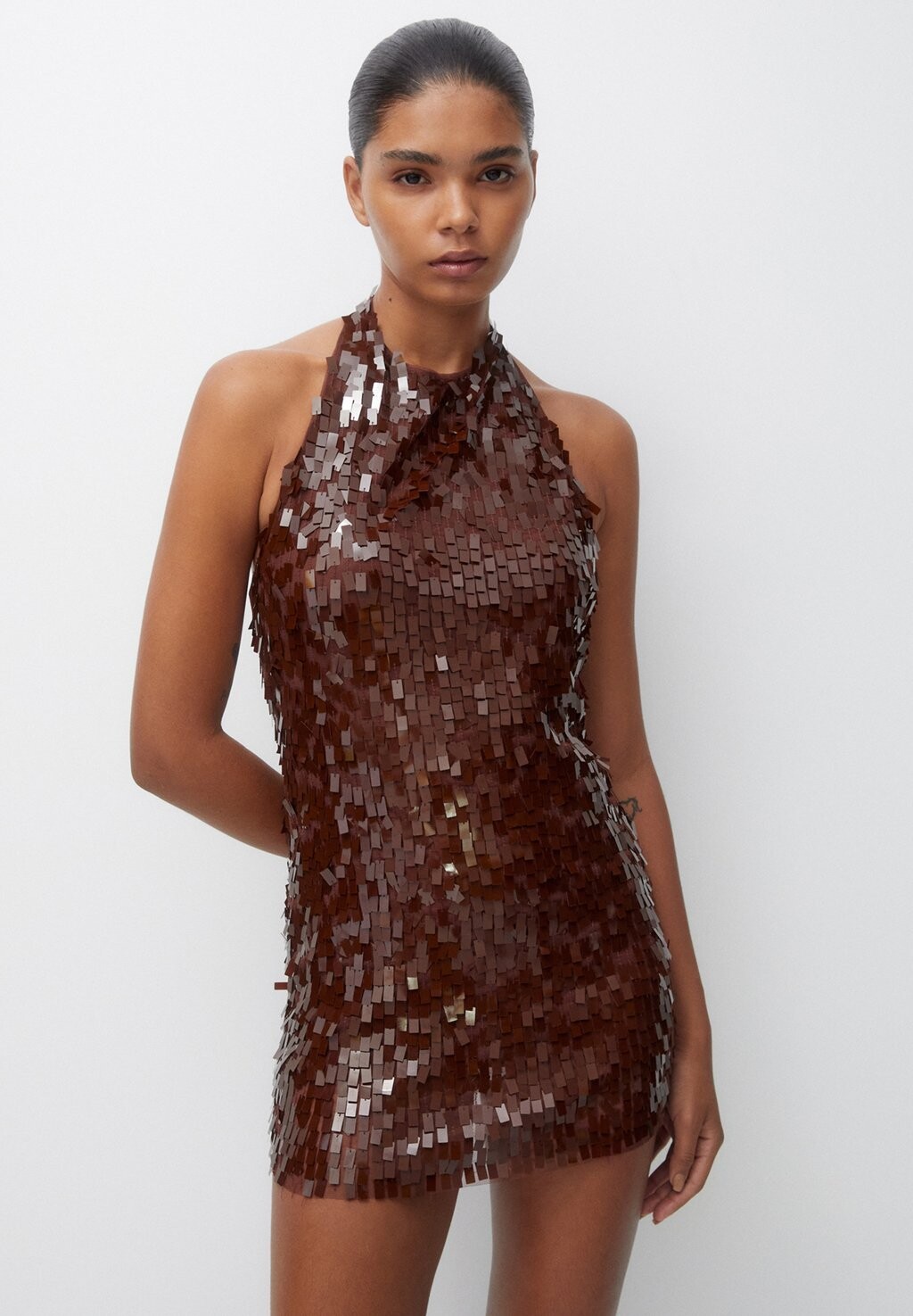

Элегантное платье Short Halterneck Sequin PULL&BEAR, коричневый