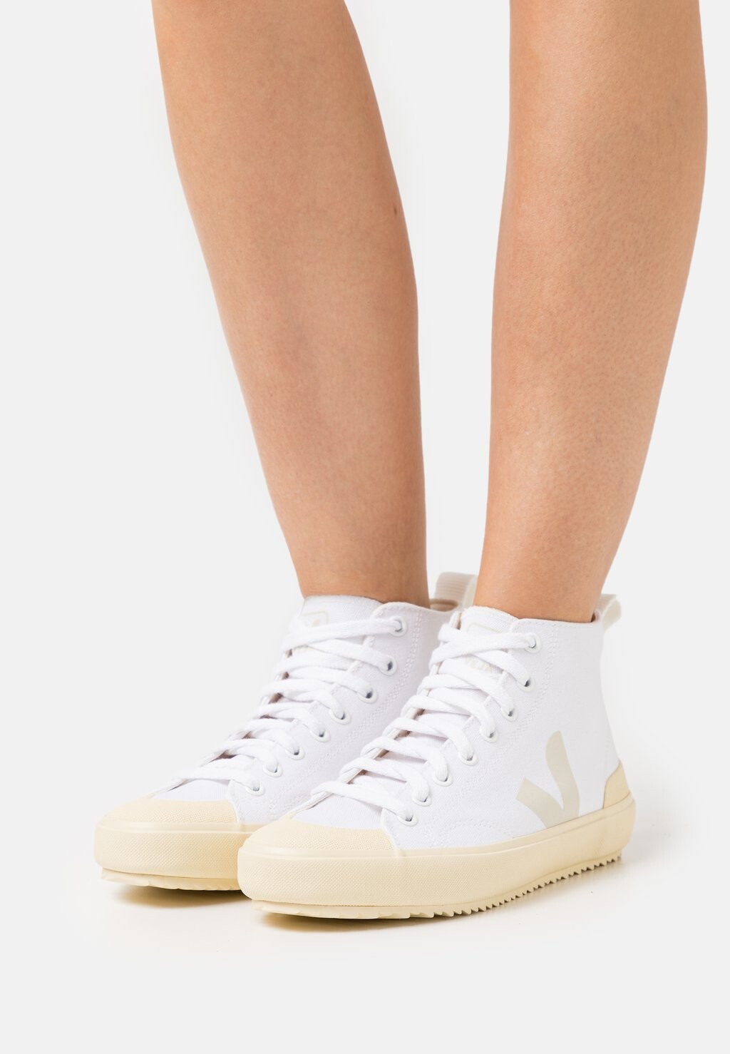 

Кроссовки высокие NOVA HT Veja, цвет white/butter
