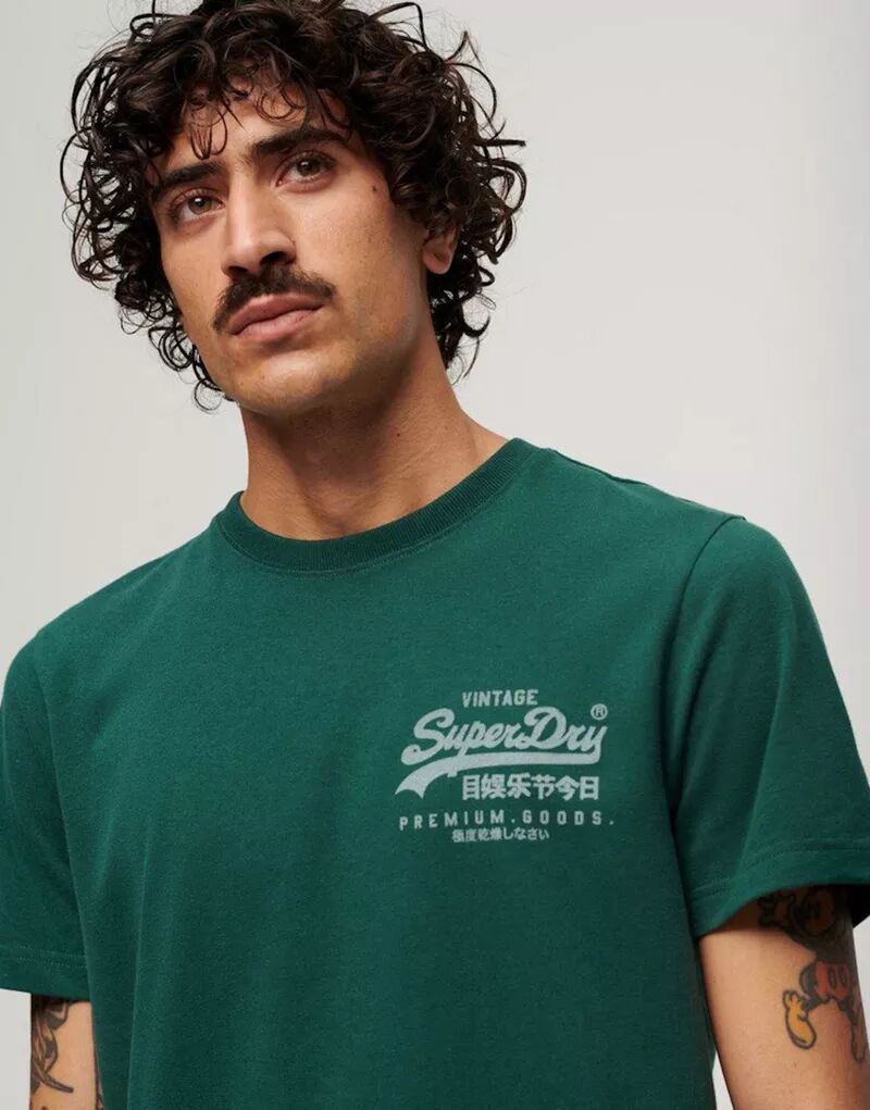 Вересково-зеленая футболка в стиле ретро с логотипом на груди Superdry футболка nike темно дымчатого цвета с принтом на груди в стиле ретро