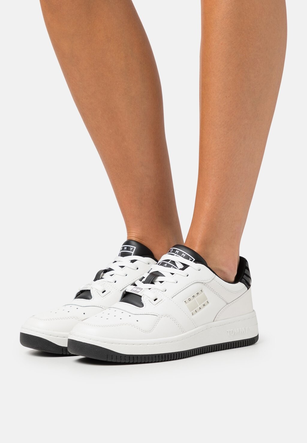 

Низкие кроссовки RETRO BASKET Tommy Jeans, экрю