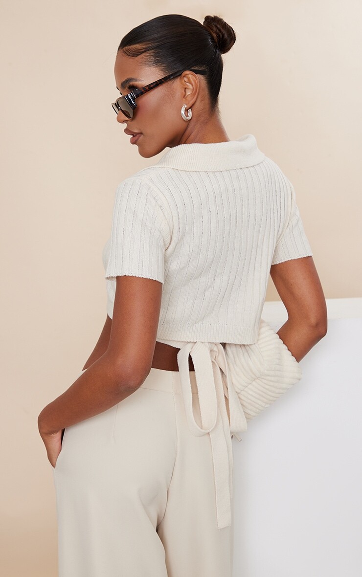 

PrettyLittleThing Укороченный вязаный топ овсяного цвета с завязкой на спине