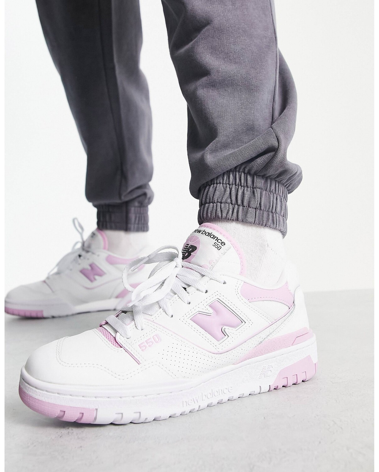 

Бело-розовые кроссовки New Balance 550