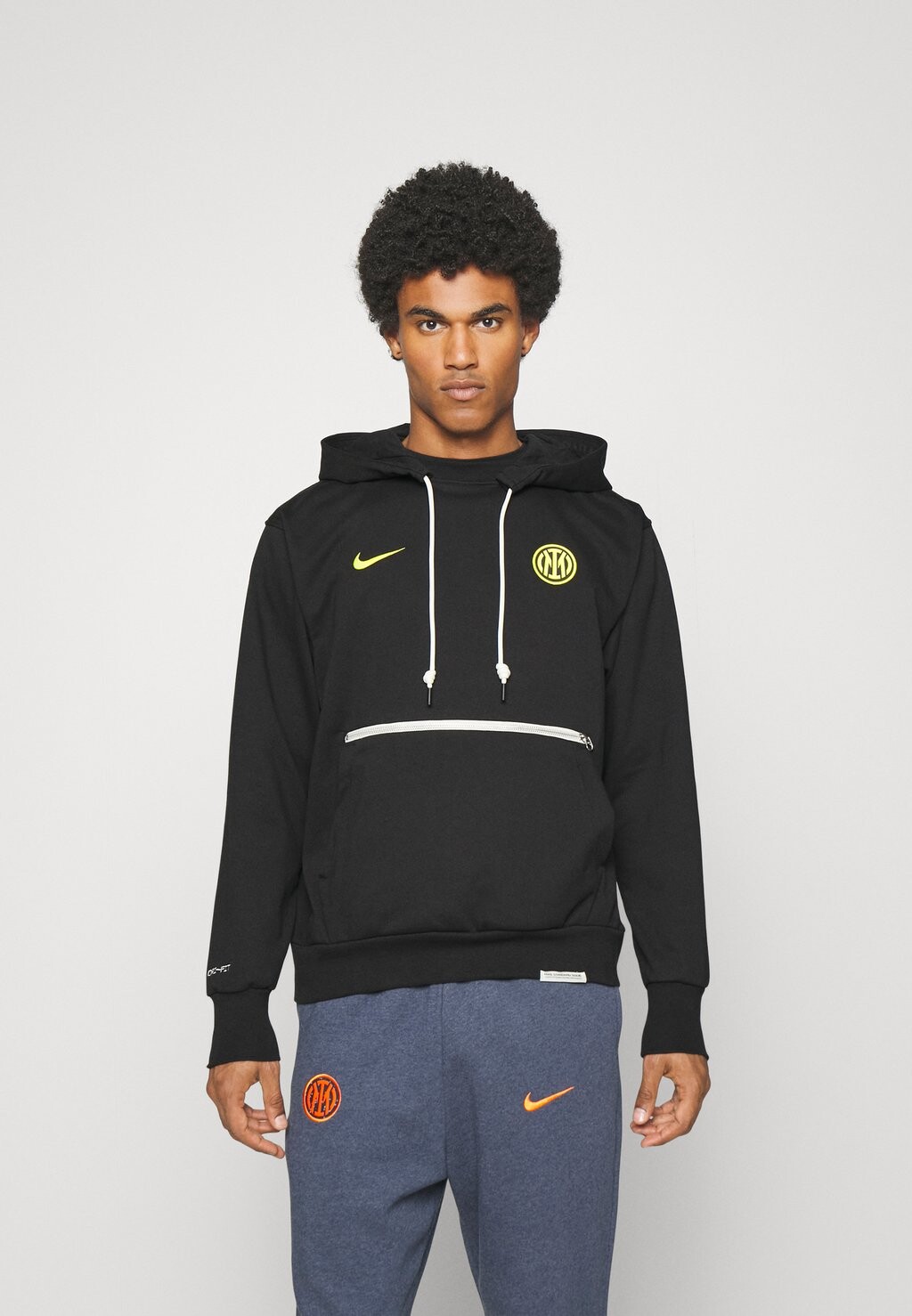 

Худи Nike Inter Mailand Standard Issue Hoodie, черный / ярко-желтый