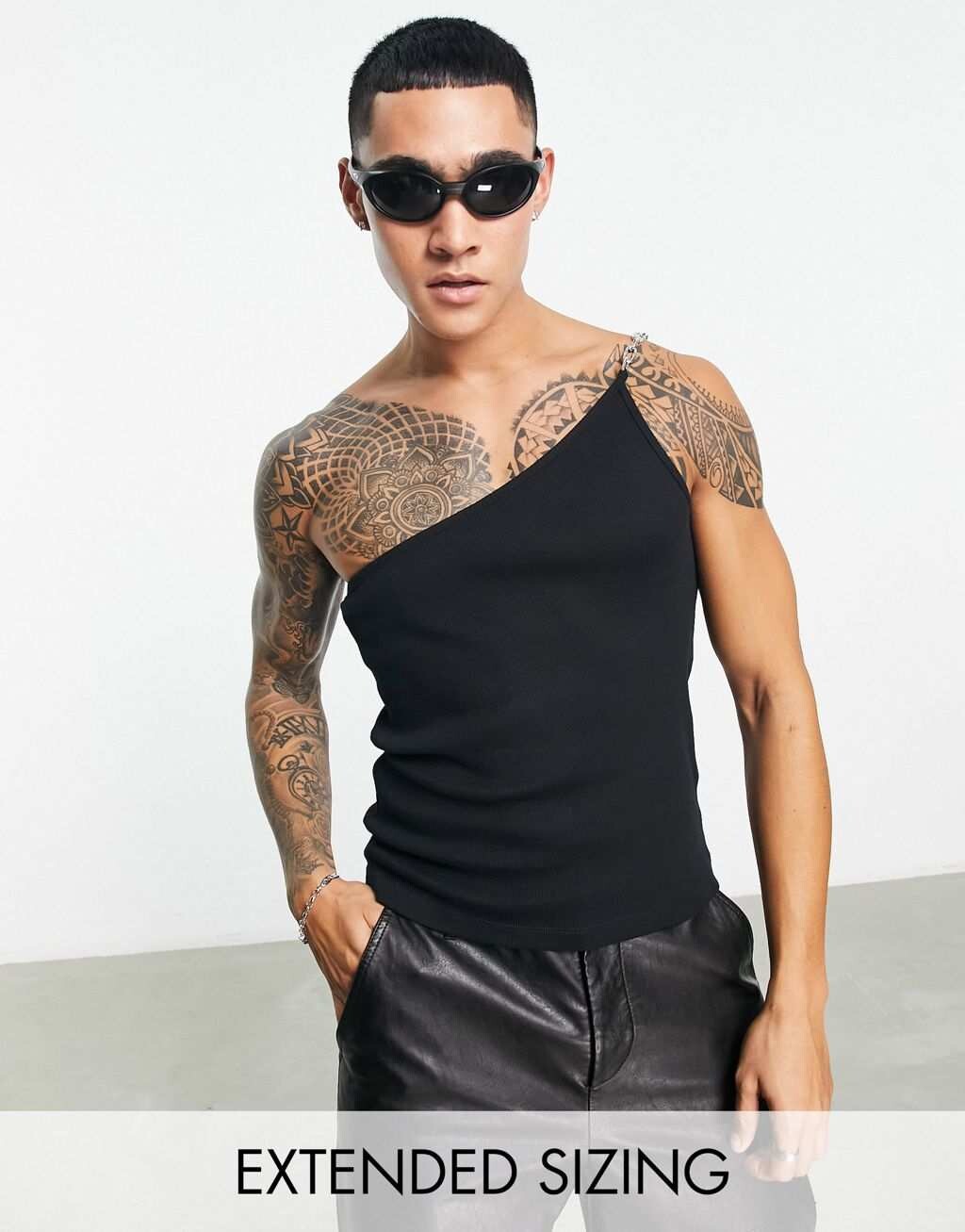 

Черный жилет на одно плечо с ремешком-цепочкой ASOS DESIGN