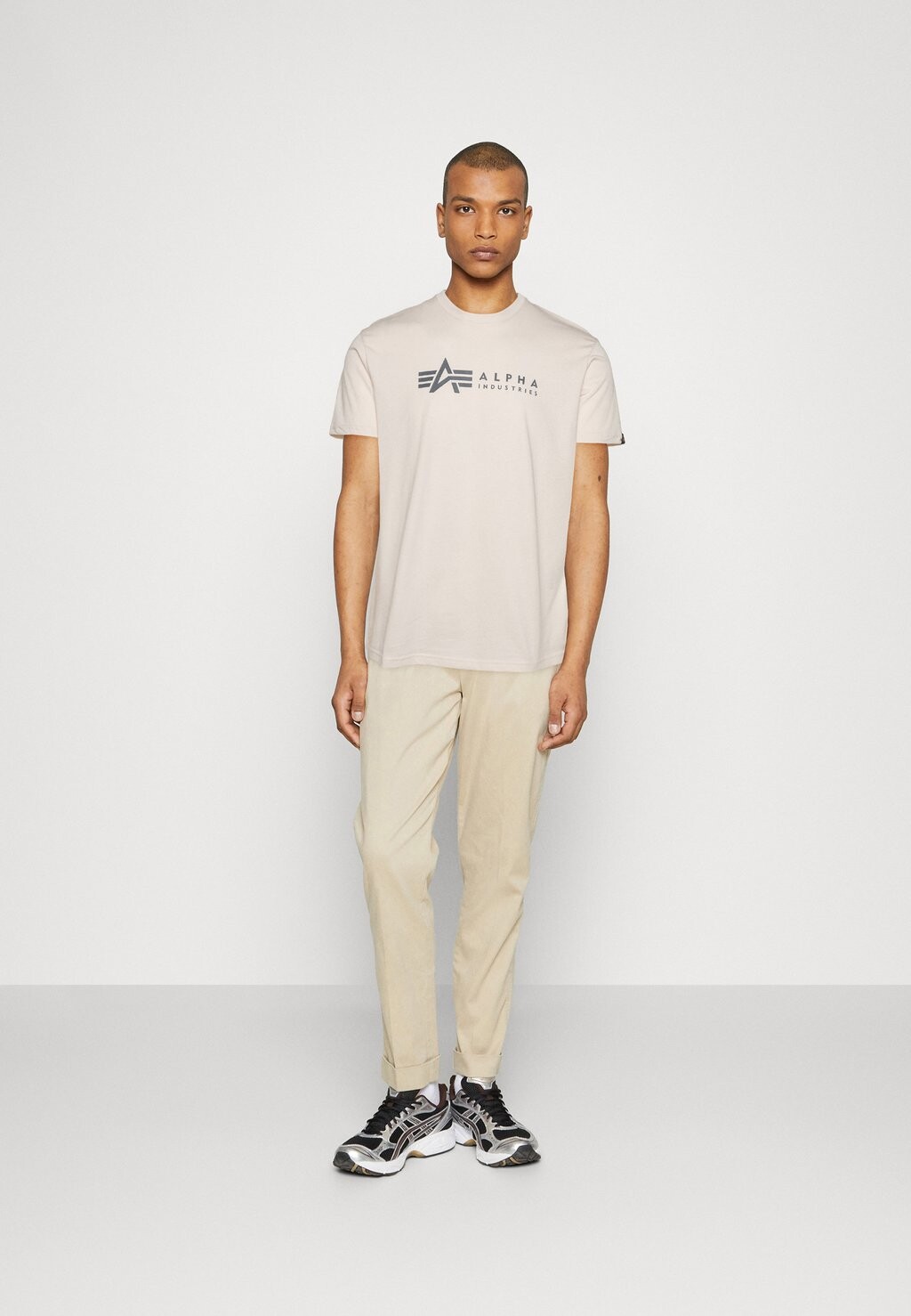 

Футболка с принтом Alpha Industries, темно коричневый