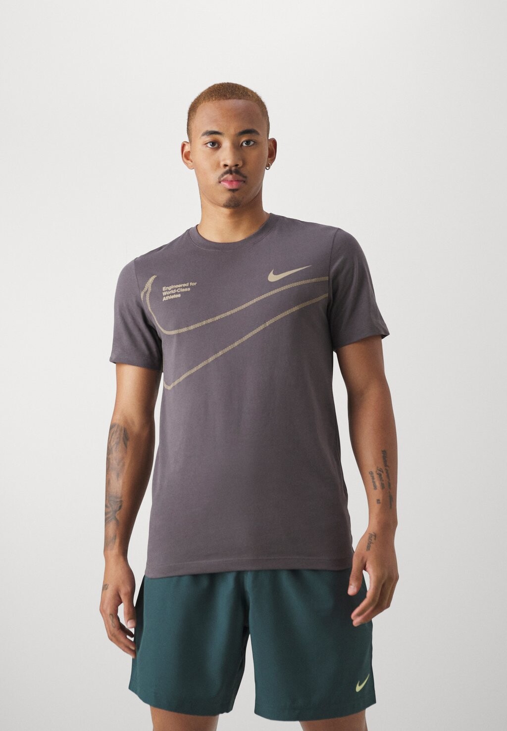 

Футболка с принтом Nike, средний ясень