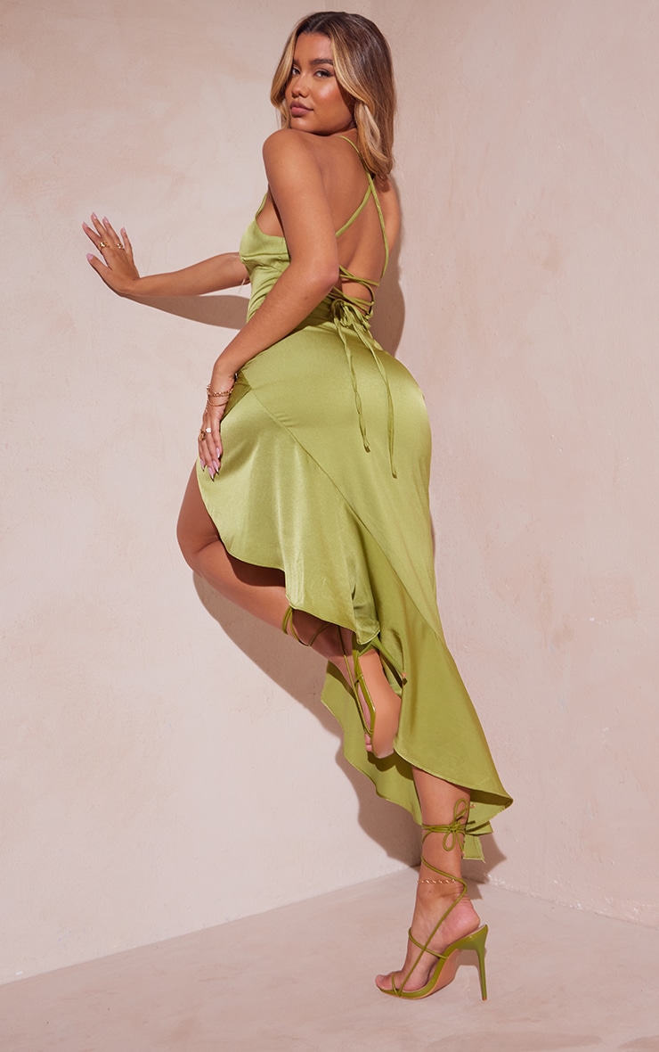 PrettyLittleThing Зеленое атласное платье мидакси со шнуровкой на спине и рюшами по подолу