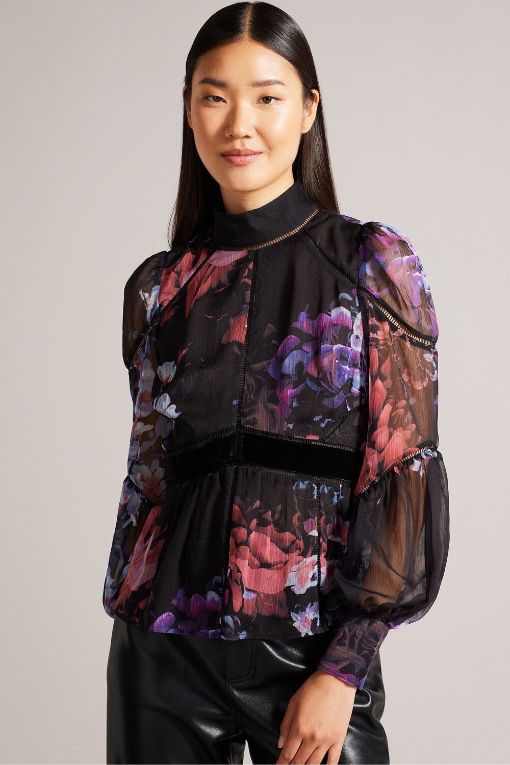 

Черный бархатный топ Neeveh с отделкой лесенкой Ted Baker, черный