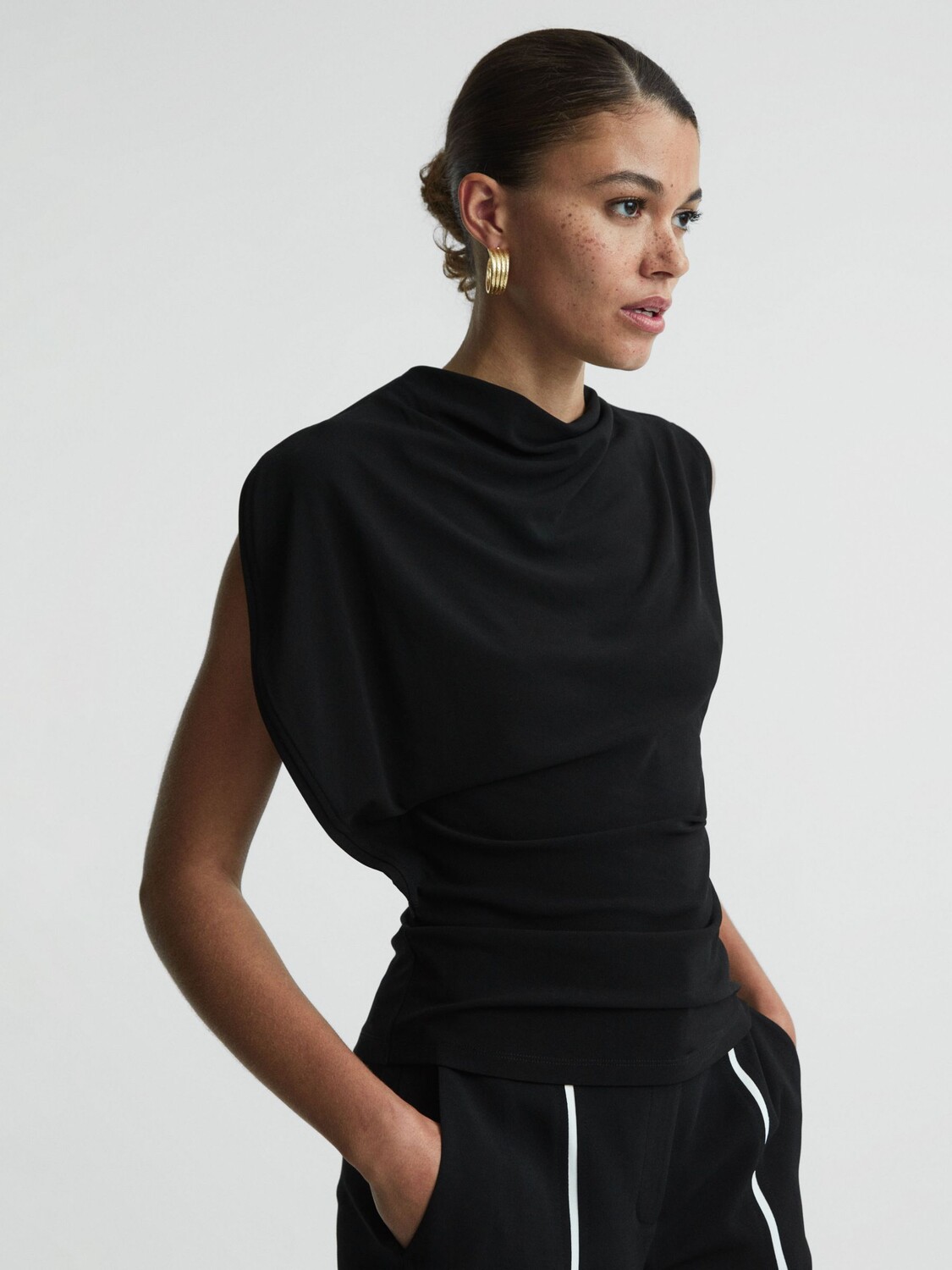

Асимметричный топ Eva с драпировкой Reiss, черный