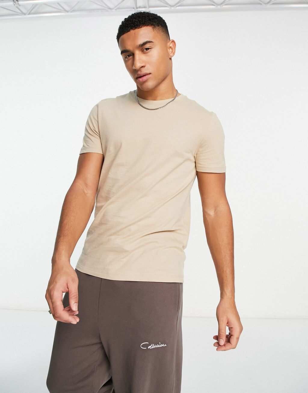 

Бежевая футболка с круглым вырезом ASOS DESIGN