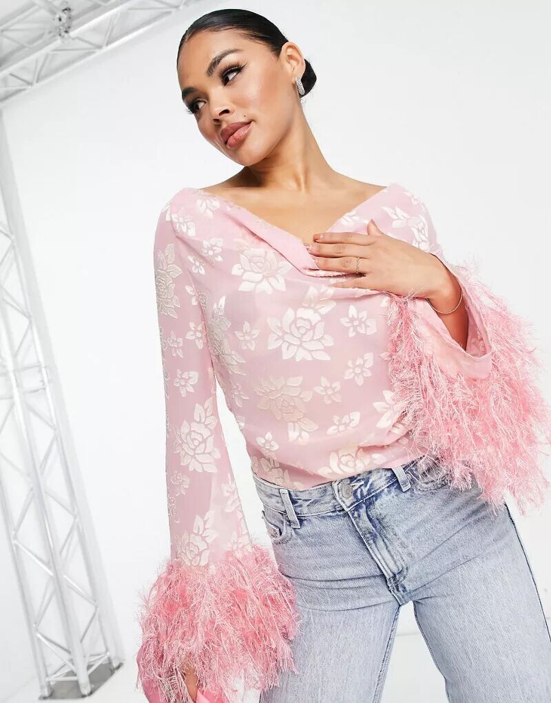 

Прозрачный топ из розового жаккарда с цветочным принтом ASOS с воротником-хомутом и отделкой из искусственных перьев на рукавах