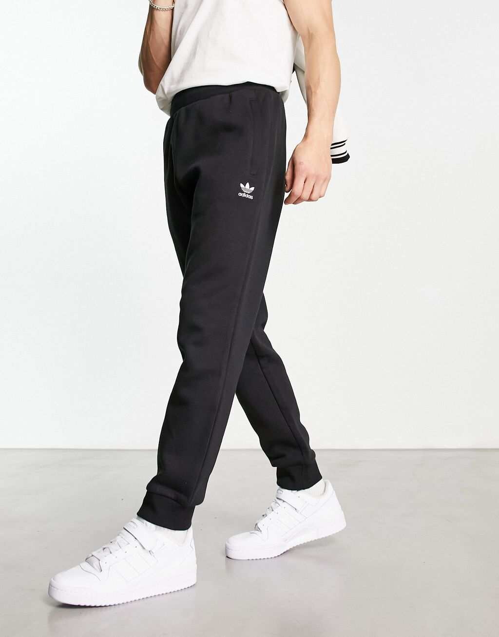 

Черные джоггеры adidas Originals Essentials