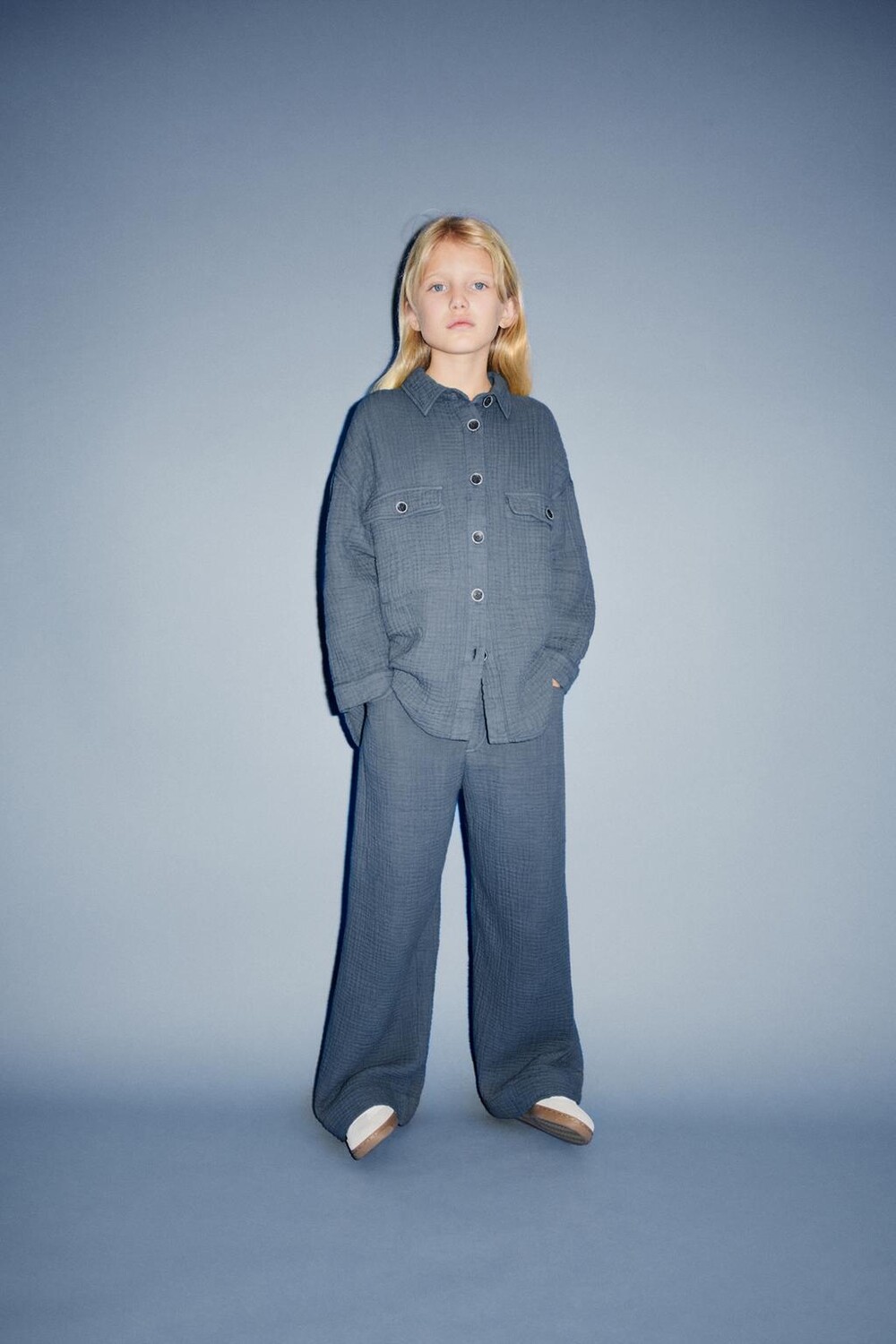 

Брюки струящегося фактурного рисунка ZARA, синий/индиго
