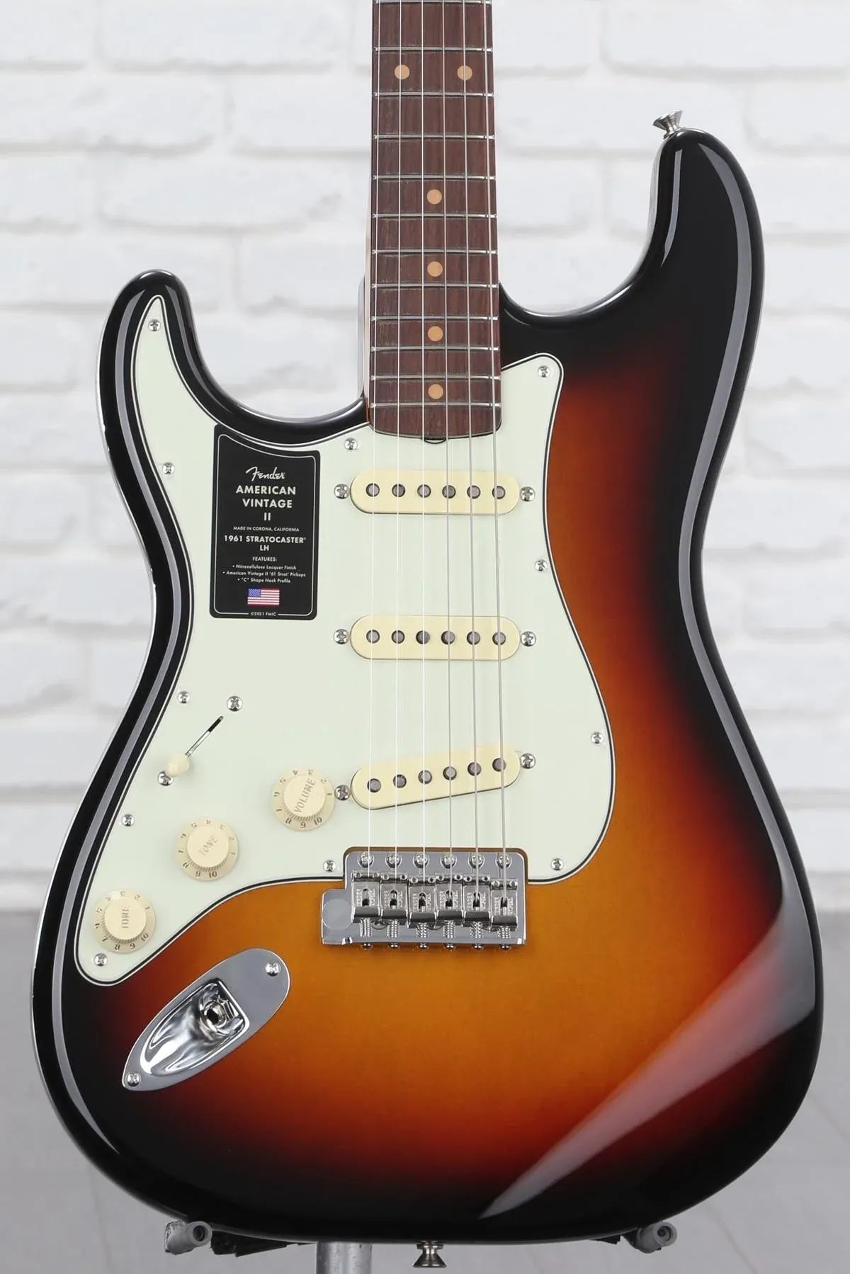 

Электрогитара Fender American Vintage II 1961 Stratocaster для левой руки — 3-тональный оттенок Sunburst