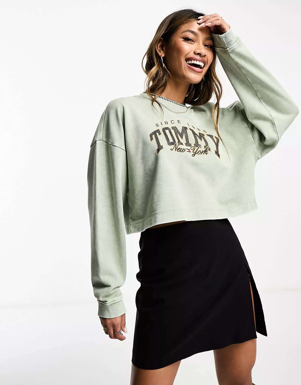

Роскошный серый свитшот с круглым вырезом и логотипом университета Tommy Jeans