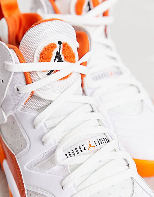 Бело-оранжевые кроссовки Jordan Two Trey