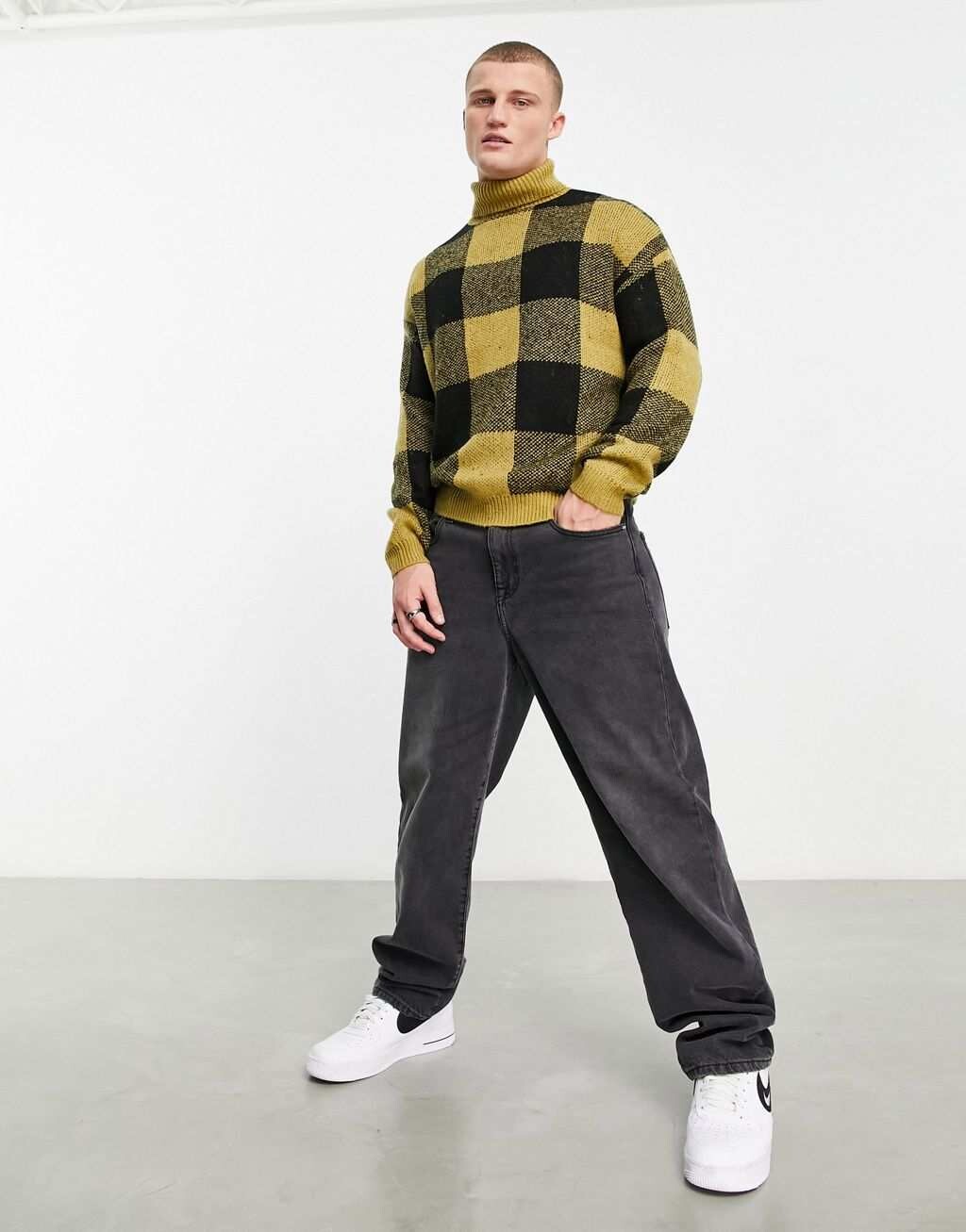 

Бежево-черный пушистый джемпер в клетку ASOS DESIGN