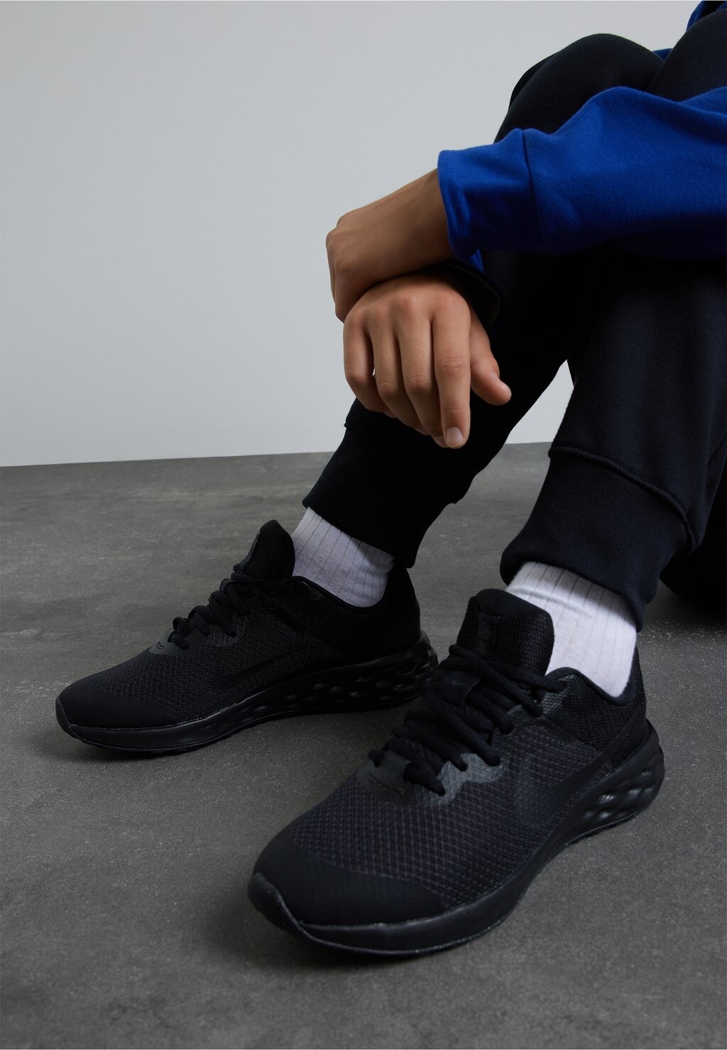 

кроссовки нейтрального цвета Nike Revolution 6 (Gs) Nike, цвет black/dark smoke grey