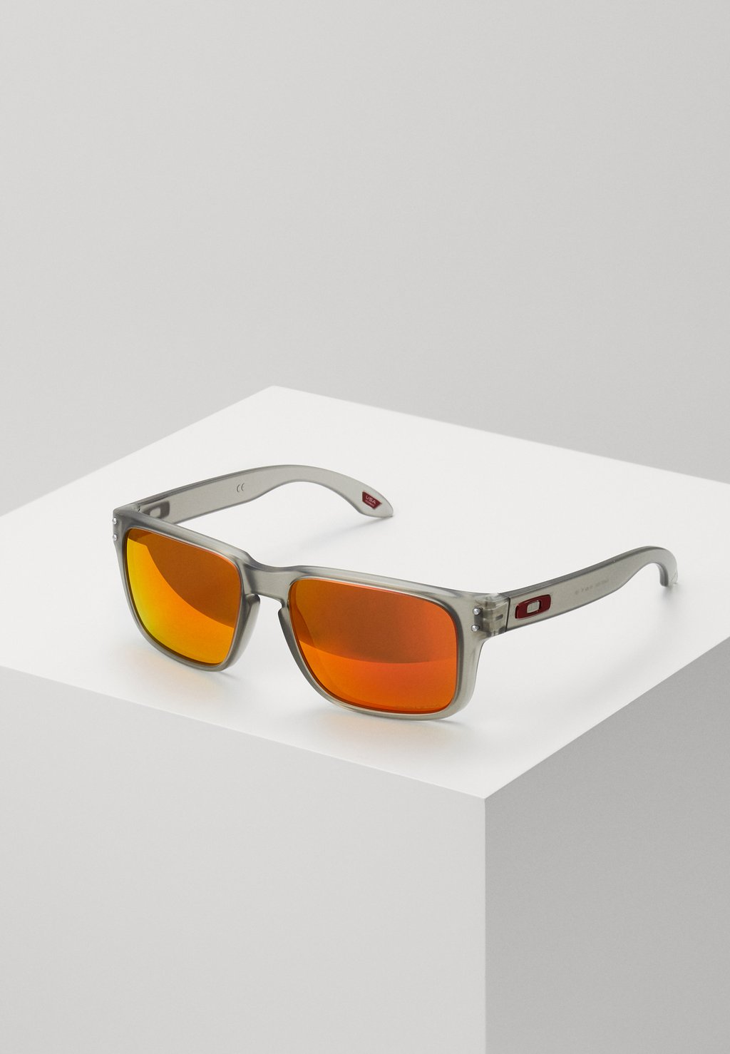 

Солнцезащитные очки Oakley