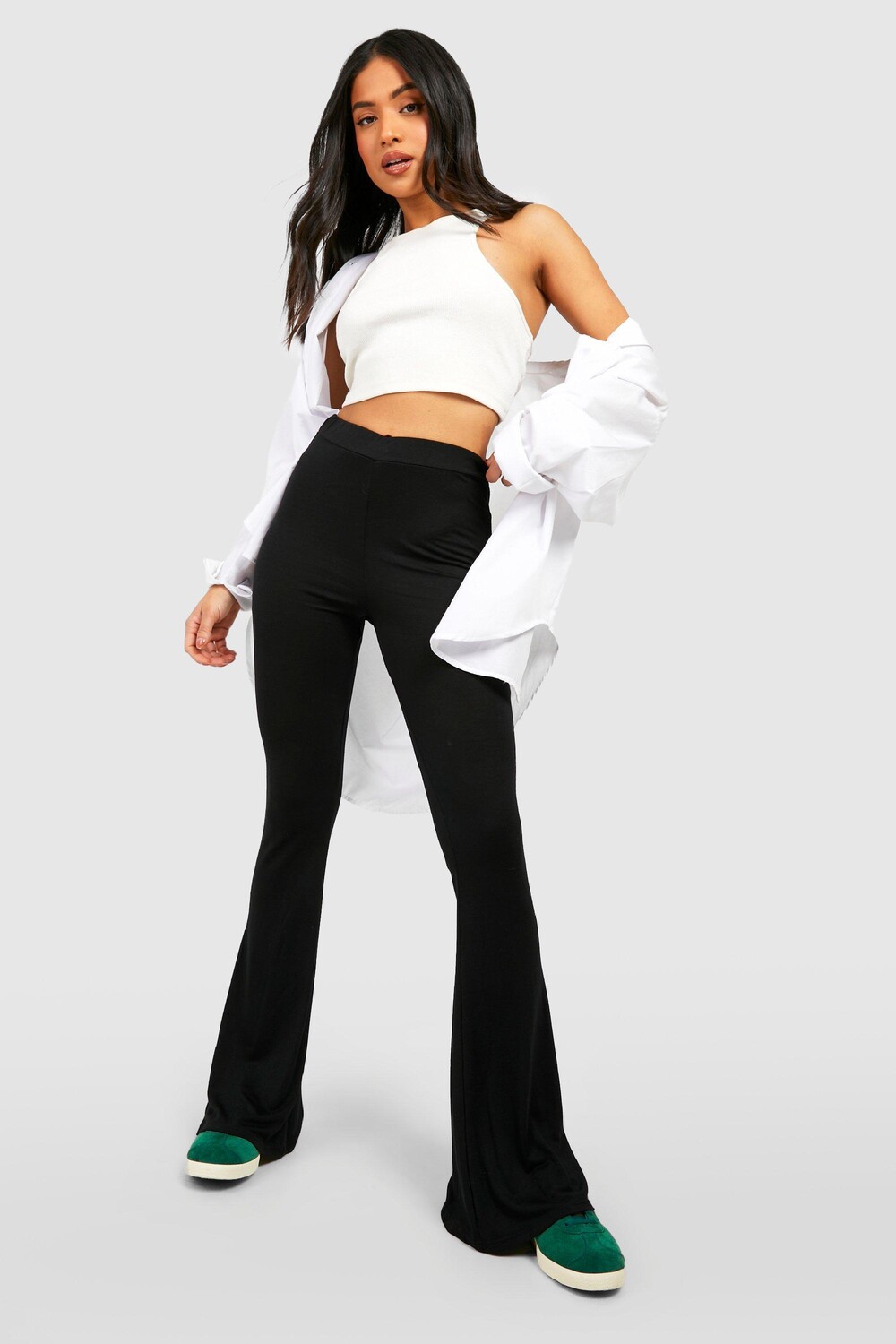 

Базовые расклешенные брюки из джерси Petite boohoo, черный