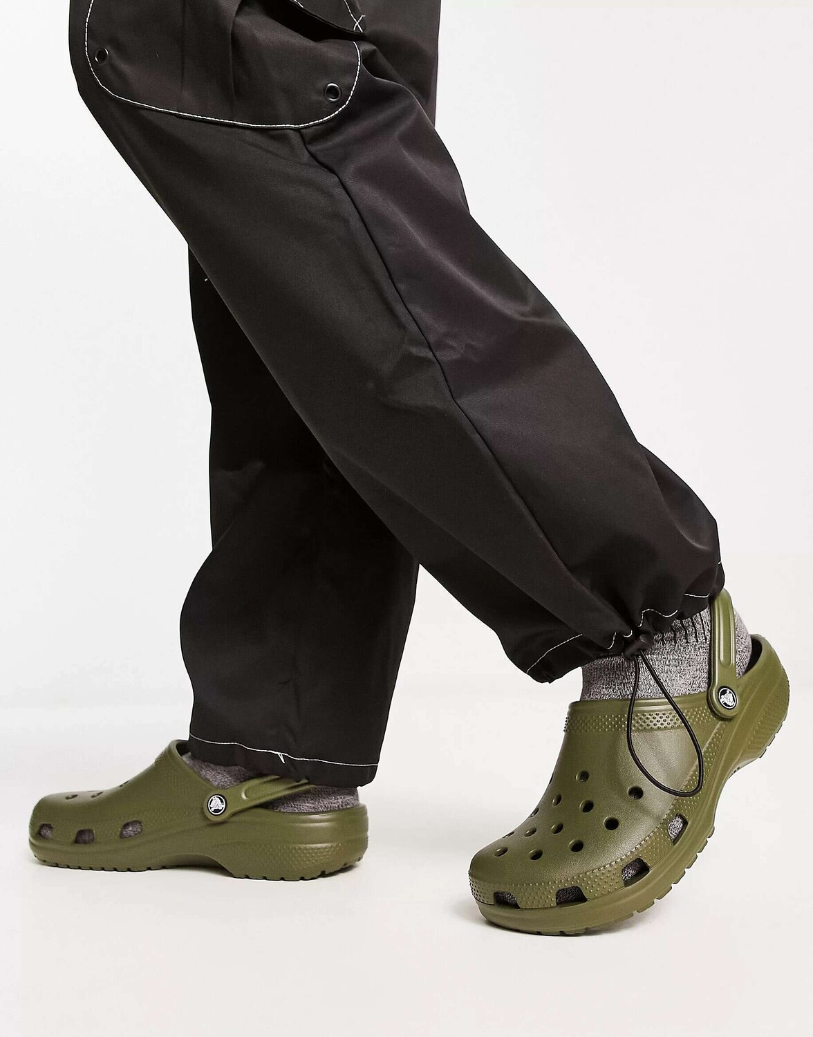 

Классические сабо Crocs армейского зеленого цвета