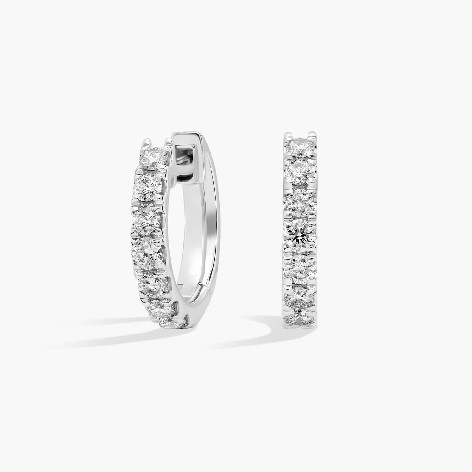 

Серьги-кольца Huggie Hoop с бриллиантами 14 карат белого цвета (1/2 карата) Blue Nile