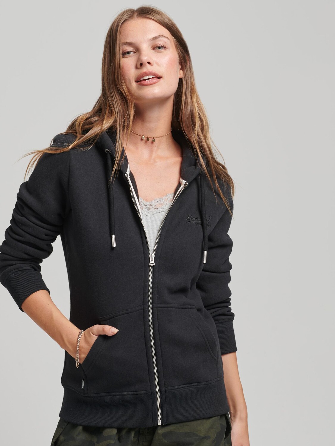 

Толстовка на молнии с вышитым логотипом Superdry из органической смеси хлопка, цвет: черный
